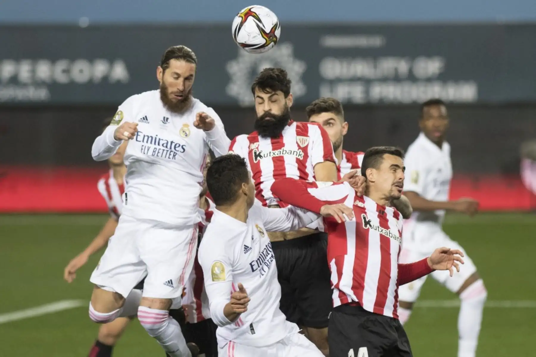 El defensor español del Real Madrid Sergio Ramos compite con el delantero español del Athletic de Bilbao Asier Villalibre durante la semifinal de la Supercopa de España de fútbol entre el Real Madrid y el Athletic Club de Bilbao en el estadio La Rosaleda de Málaga. Foto: AFP