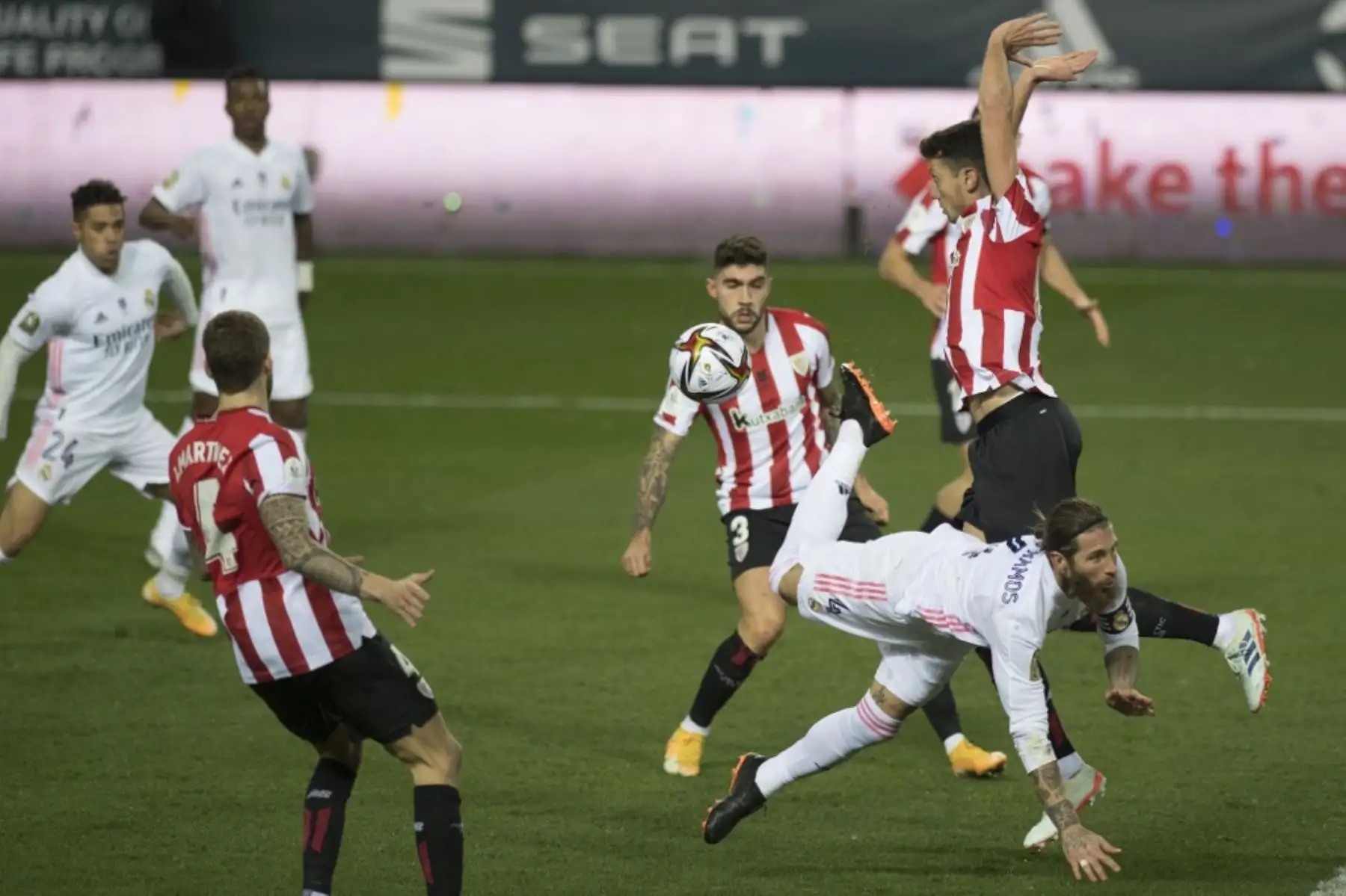 El defensor español del Real Madrid Sergio Ramos (L) compite con el centrocampista español del Athletic de Bilbao Mikel Vesga durante la semifinal de la Supercopa de España entre el Real Madrid y el Athletic Club de Bilbao en el estadio La Rosaleda de Málaga. Foto: AFP