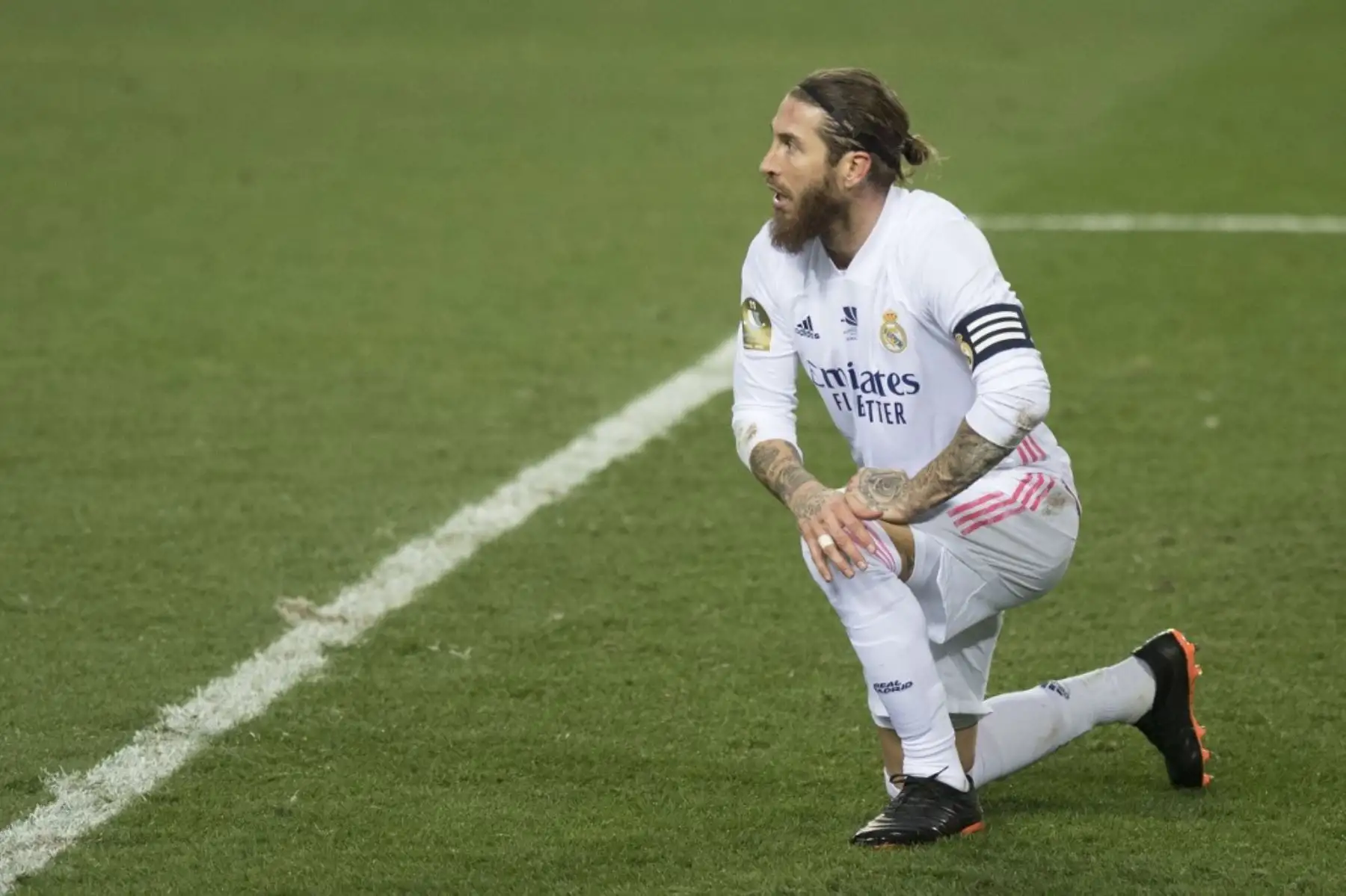 El defensa español del Real Madrid Sergio Ramos reacciona durante la semifinal de la Supercopa de España entre el Real Madrid y el Athletic Club de Bilbao en el estadio La Rosaleda de Málaga. Foto: AFP