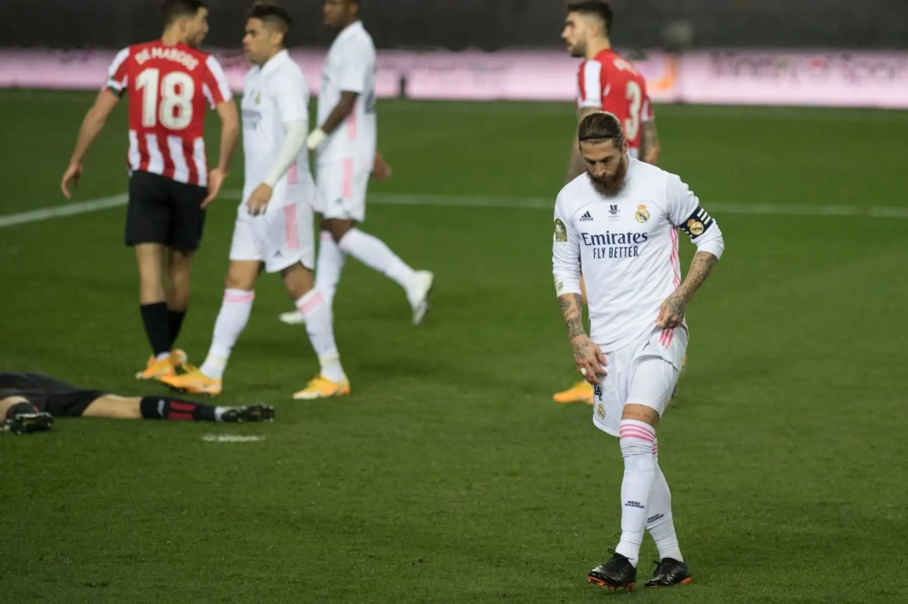 El defensa español del Real Madrid Sergio Ramos reacciona durante la semifinal de la Supercopa de España entre el Real Madrid y el Athletic Club de Bilbao en el estadio La Rosaleda de Málaga. Foto: AFP