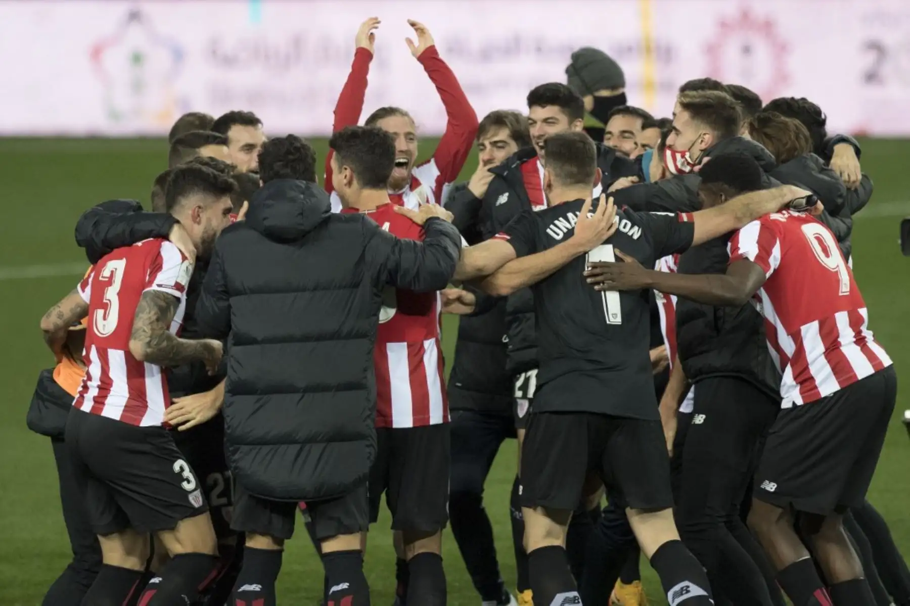 Los jugadores del Athletic de Bilbao celebran tras ganar la semifinal de la Supercopa de España ante el Real Madrid en el estadio La Rosaleda de Málaga. Foto: AFP