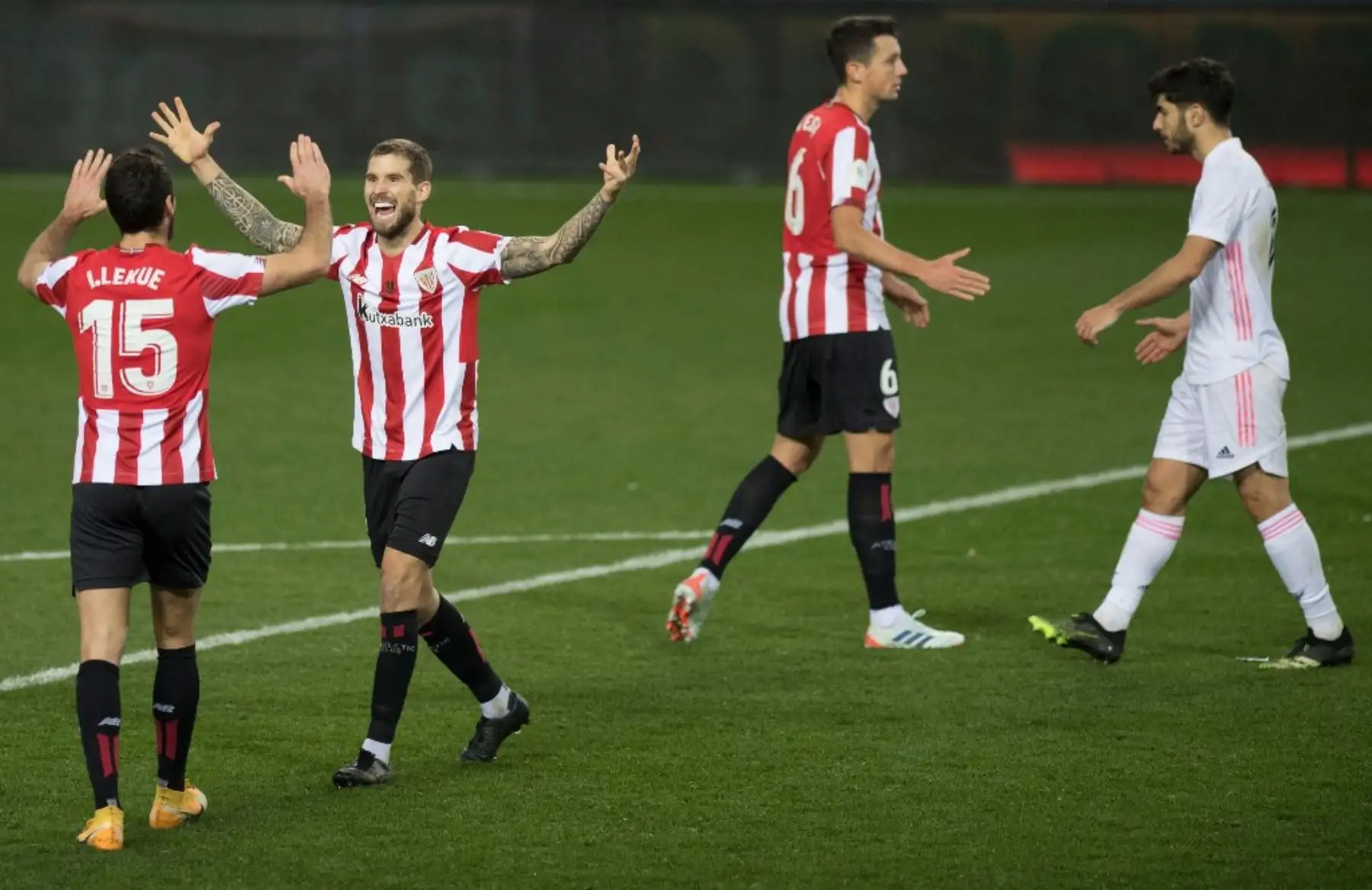 Los jugadores del Athletic de Bilbao celebran tras ganar la semifinal de la Supercopa de España ante el Real Madrid en el estadio La Rosaleda de Málaga. Foto: AFP