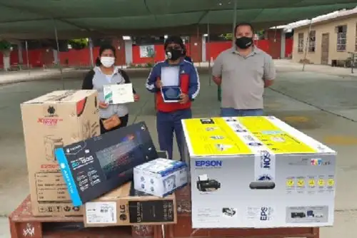 Las instituciones educativas elegidas recibieron como premio equipos informáticos para sus instalaciones.