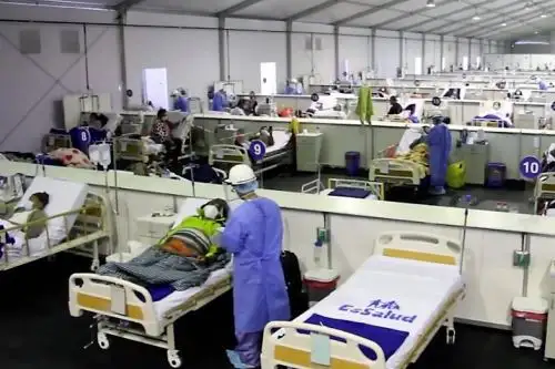 Atención de pacientes covid-19 a cargo de personal sanitario en un establecimiento de EsSalud.