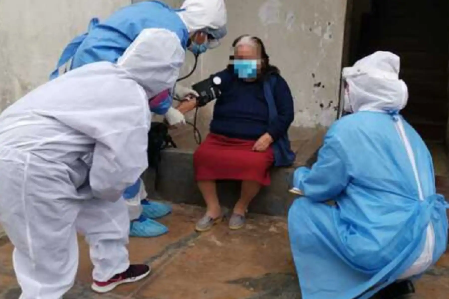 El servicio Mi60+ brinda atención los siete días de la semana y está a cargo de un equipo multidisciplinario de psicólogos, trabajadores sociales y abogados, quienes acuden a los lugares donde se encuentran la persona adulta mayor y evalúan su situación física, psicológica, social y legal, resolviendo el caso y dictando una medida administrativa que restituye derechos con la participación de otros actores del Estado. Foto: MIMP