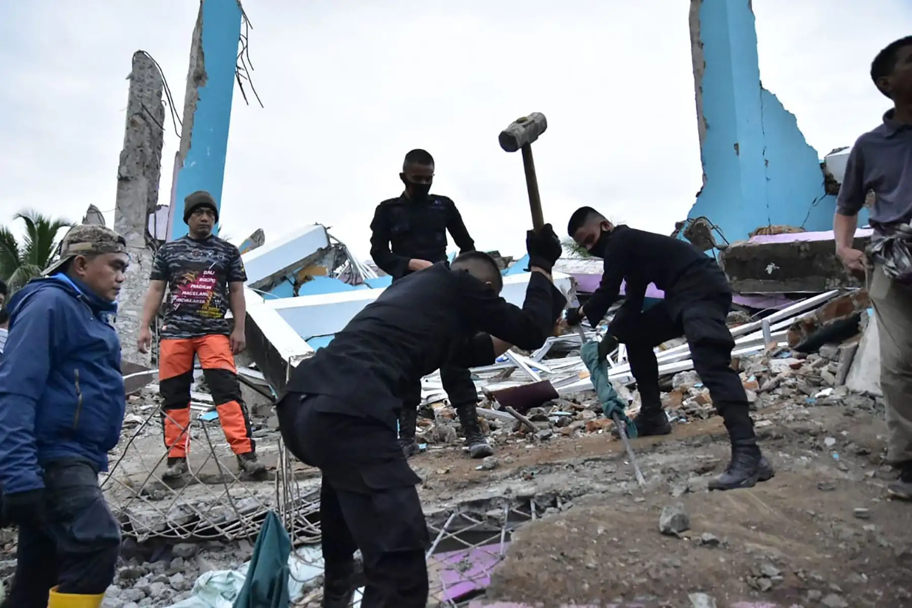 Los equipos de rescate buscan sobrevivientes en el hospital Mitra Manakarra en la ciudad de Mamuju, donde hasta 20 pacientes y personal están atrapados bajo los escombros después de que el hospital se derrumbó cuando un terremoto de magnitud 6.2 sacudió la isla de Sulawesi en Indonesia. Foto: AFP