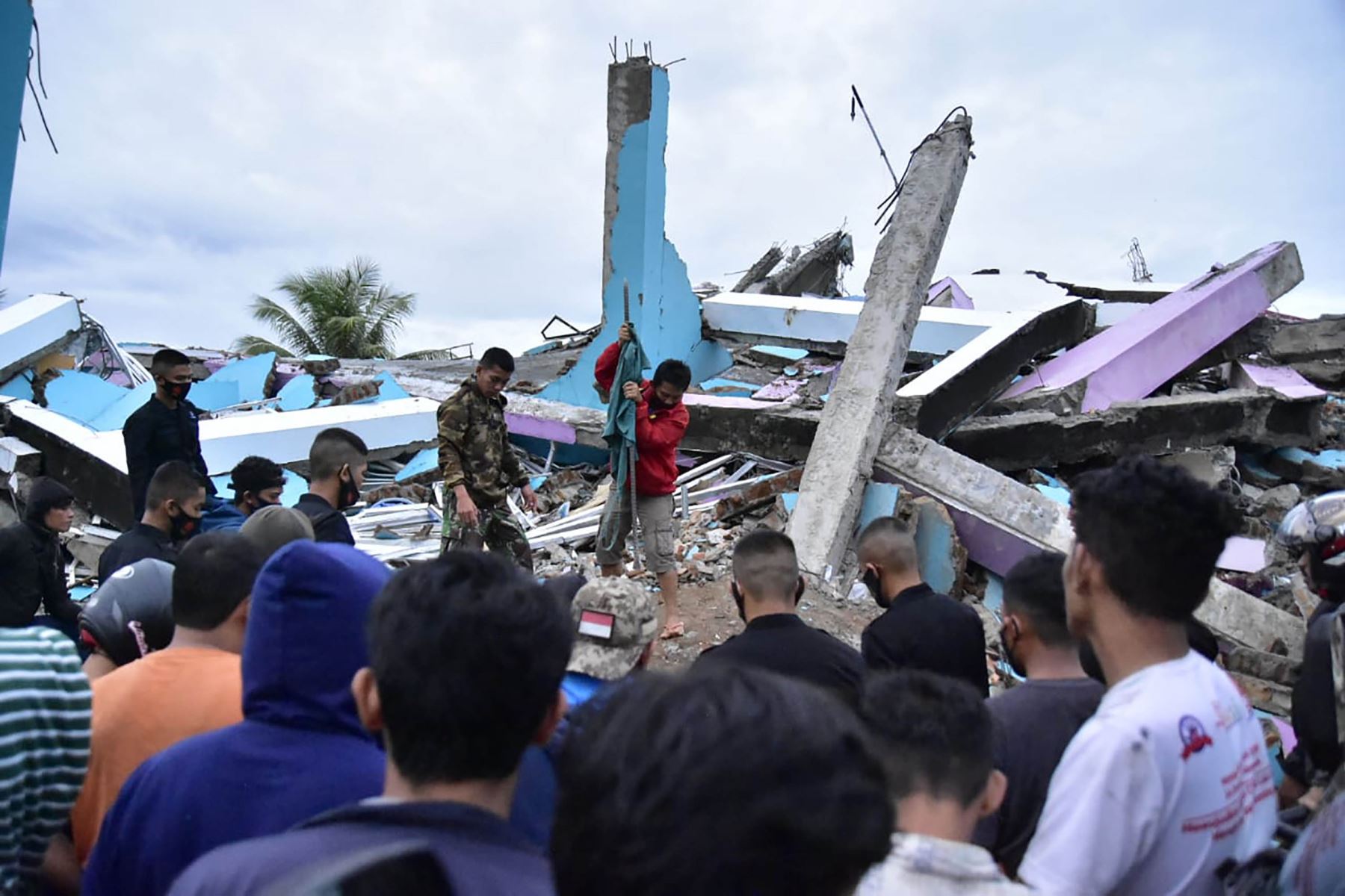 Equipos de rescate buscan sobrevivientes en el hospital Mitra Manakarra en la ciudad de Mamuju, donde hasta 20 pacientes y personal están atrapados bajo los escombros después de que el hospital se derrumbó cuando un terremoto de magnitud 6.2 sacudió la isla de Sulawesi en Indonesia. Foto: AFP