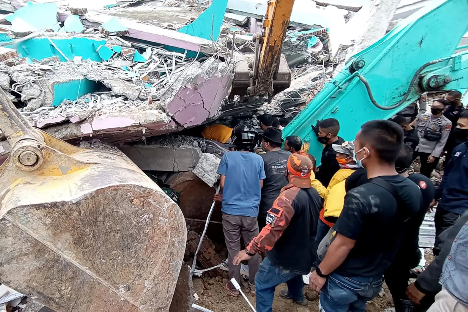 Equipos de rescate buscan sobrevivientes en el hospital Mitra Manakarra en la ciudad de Mamuju, donde hasta 20 pacientes y personal están atrapados bajo los escombros después de que el hospital se derrumbó cuando un terremoto de magnitud 6.2 sacudió la isla de Sulawesi en Indonesia. Foto: AFP