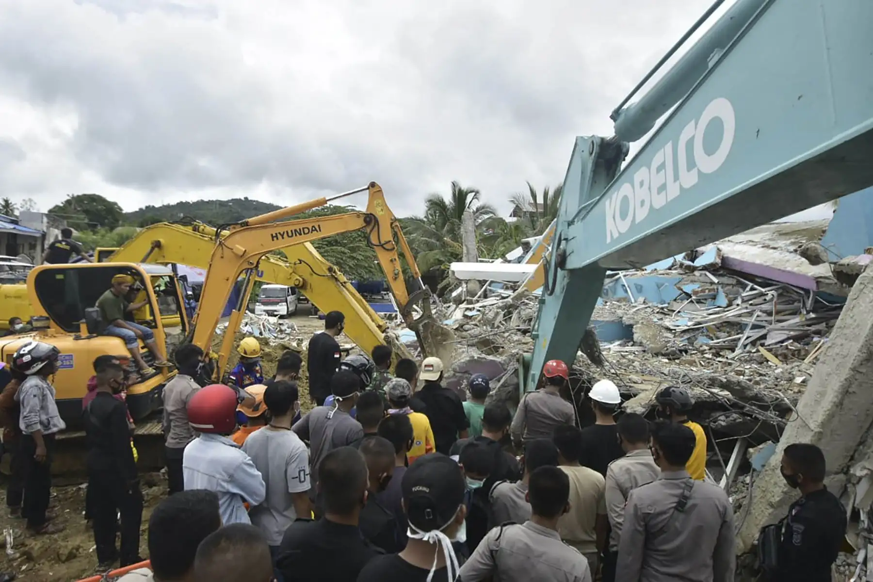 Equipos de rescate buscan sobrevivientes en el hospital Mitra Manakarra en la ciudad de Mamuju, donde hasta 20 pacientes y personal están atrapados bajo los escombros después de que el hospital se derrumbó cuando un terremoto de magnitud 6.2 sacudió la isla de Sulawesi en Indonesia. Foto: AFP