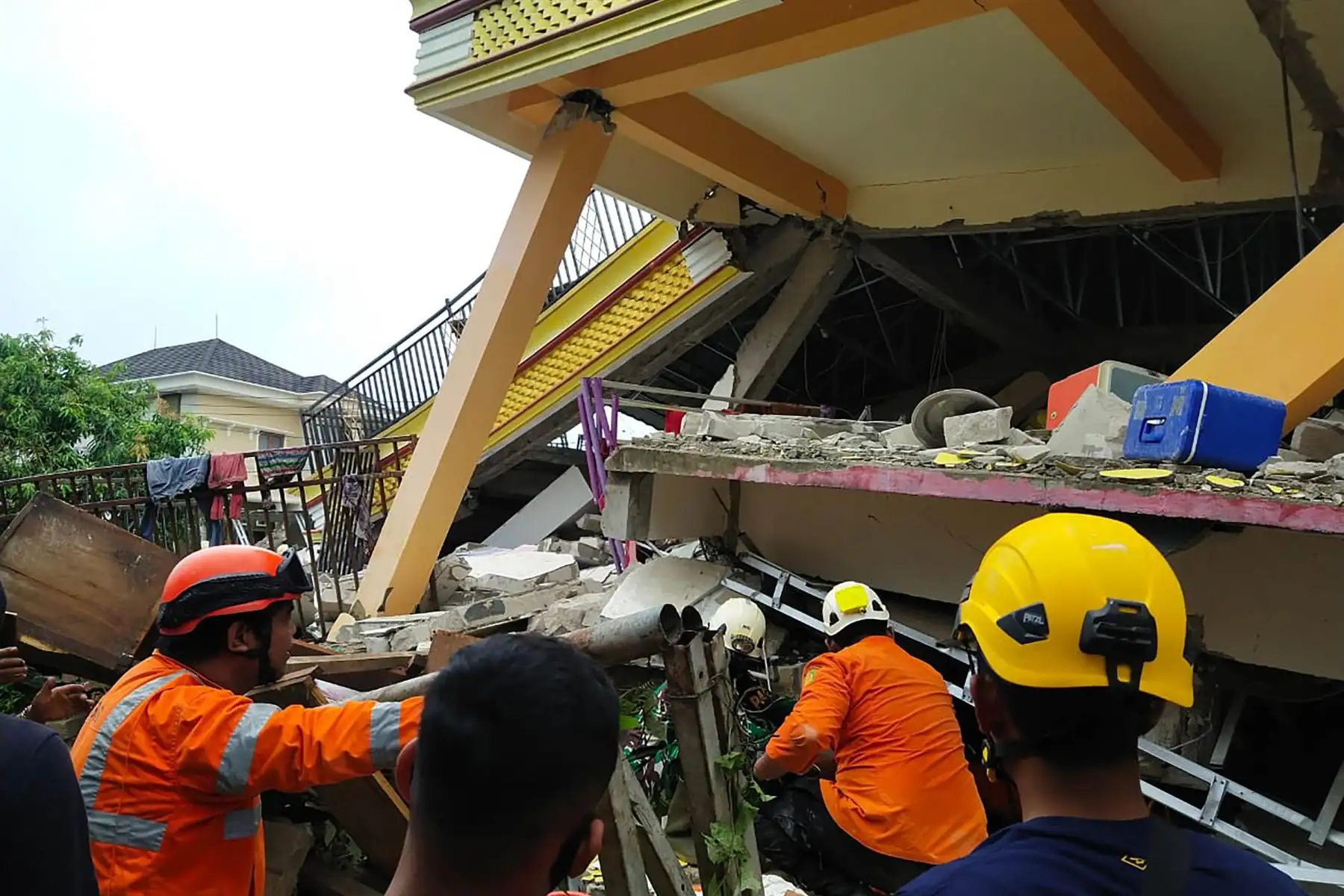 Rescatistas buscan sobrevivientes atrapados en un edificio derrumbado en Mamuju, después de que un terremoto de magnitud 6.2 sacudiera la isla de Sulawesi. Foto: AFP