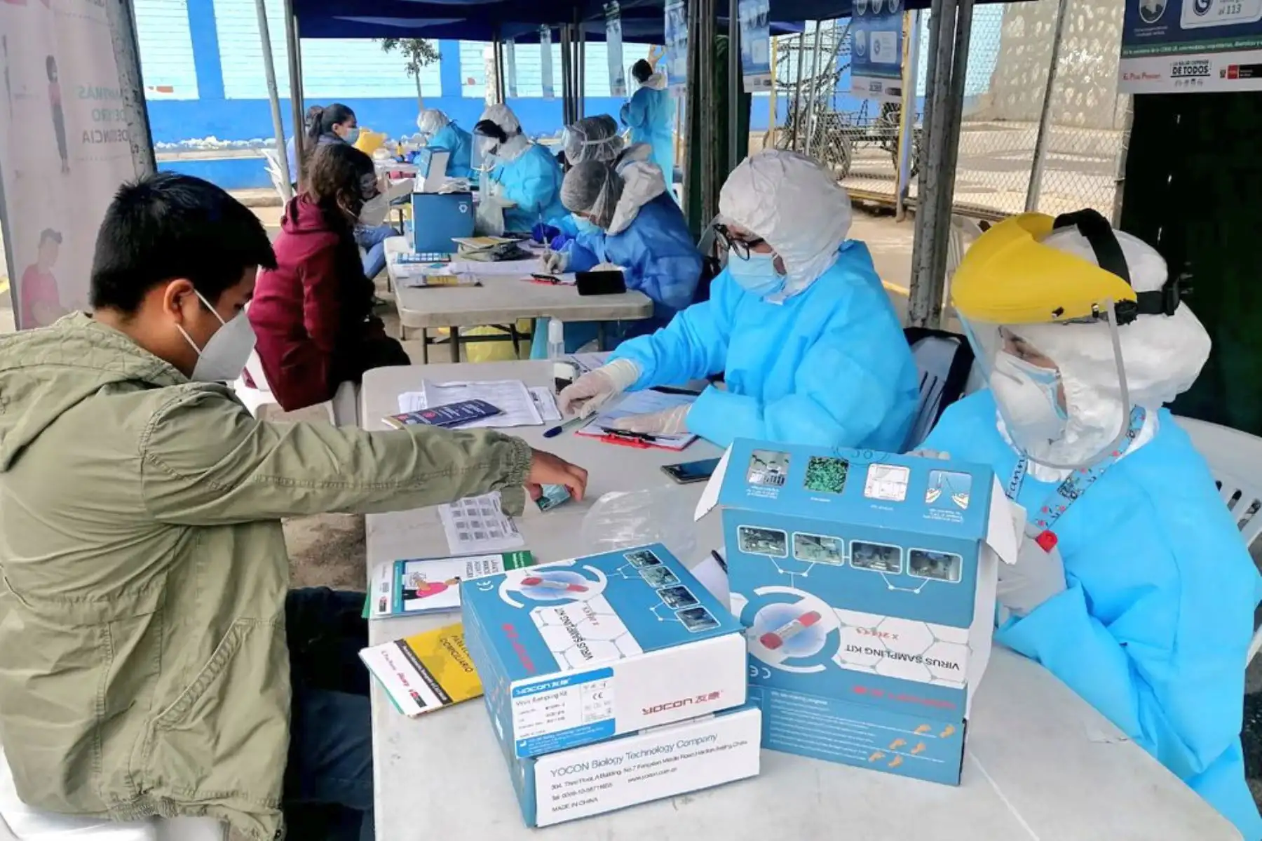 Más de 300 personas fueron evaluadas con pruebas moleculares de diagnóstico Covid-19, en el Centro Rápido de Atención Temporal, instalado por el Minsa en la losa deportiva La Pampita. Foto: ANDINA/ MINSA