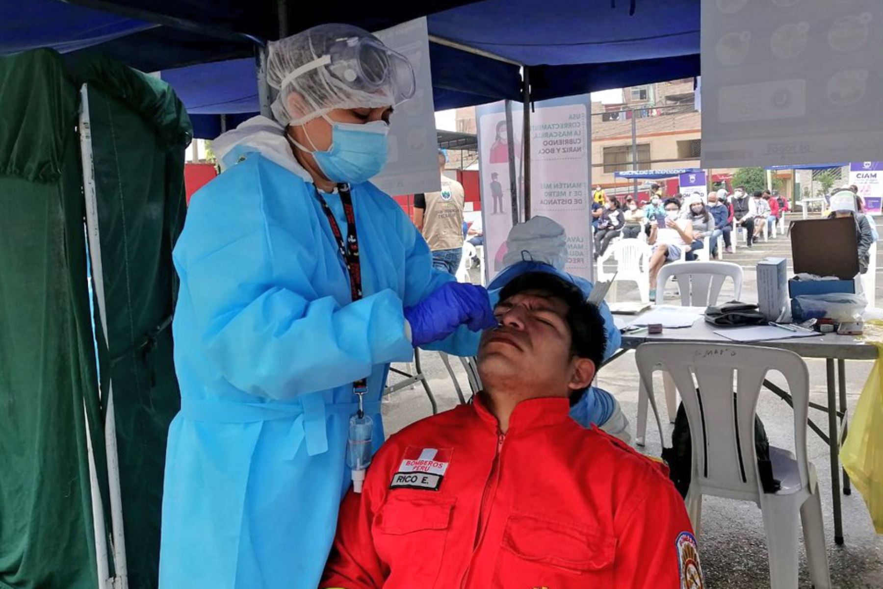 Personal de salud realiza un hisopado para descarte de covid-19. Foto: ANDINA/Difusión