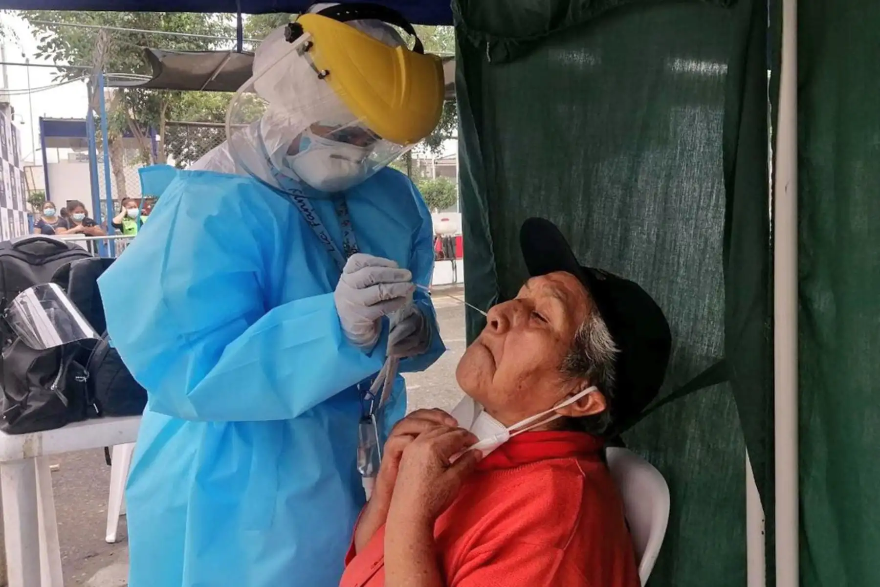 Más de 300 personas fueron evaluadas con pruebas moleculares de diagnóstico Covid-19, en el Centro Rápido de Atención Temporal, instalado por el Minsa en la losa deportiva La Pampita. Foto: ANDINA/ MINSA