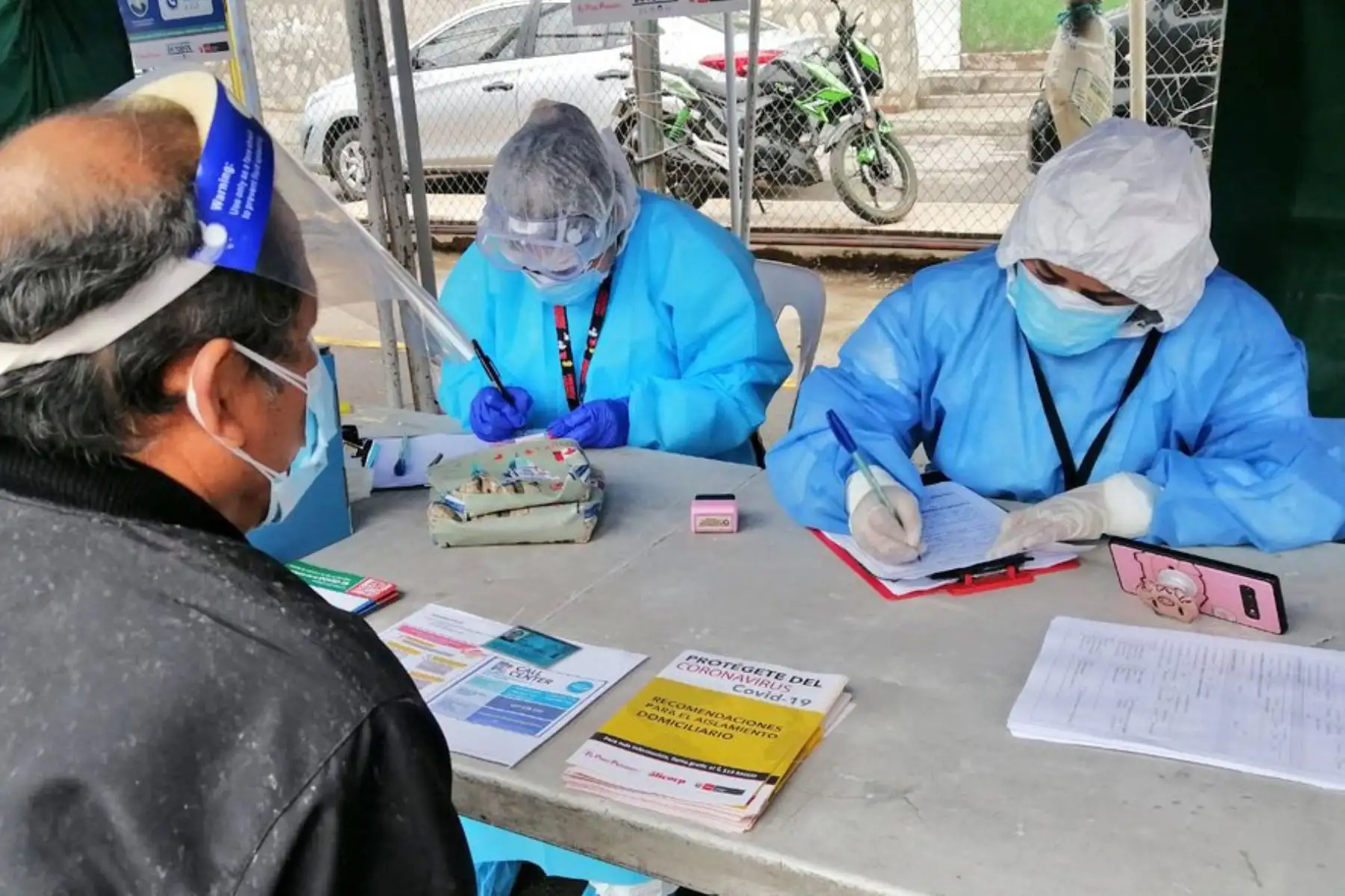 Más de 300 personas fueron evaluadas con pruebas moleculares de diagnóstico Covid-19, en el Centro Rápido de Atención Temporal, instalado por el Minsa en la losa deportiva La Pampita. Foto: ANDINA/ MINSA