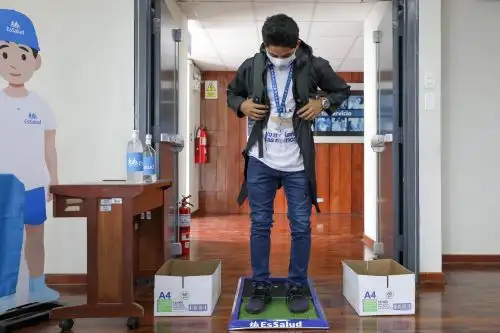 El integrante familiar que salió por trabajo o estuvo expuesto a lugares con alta concentración de personas debe ingresar a la casa previa desinfección de las superficies. Foto: ANDINA/Difusión
