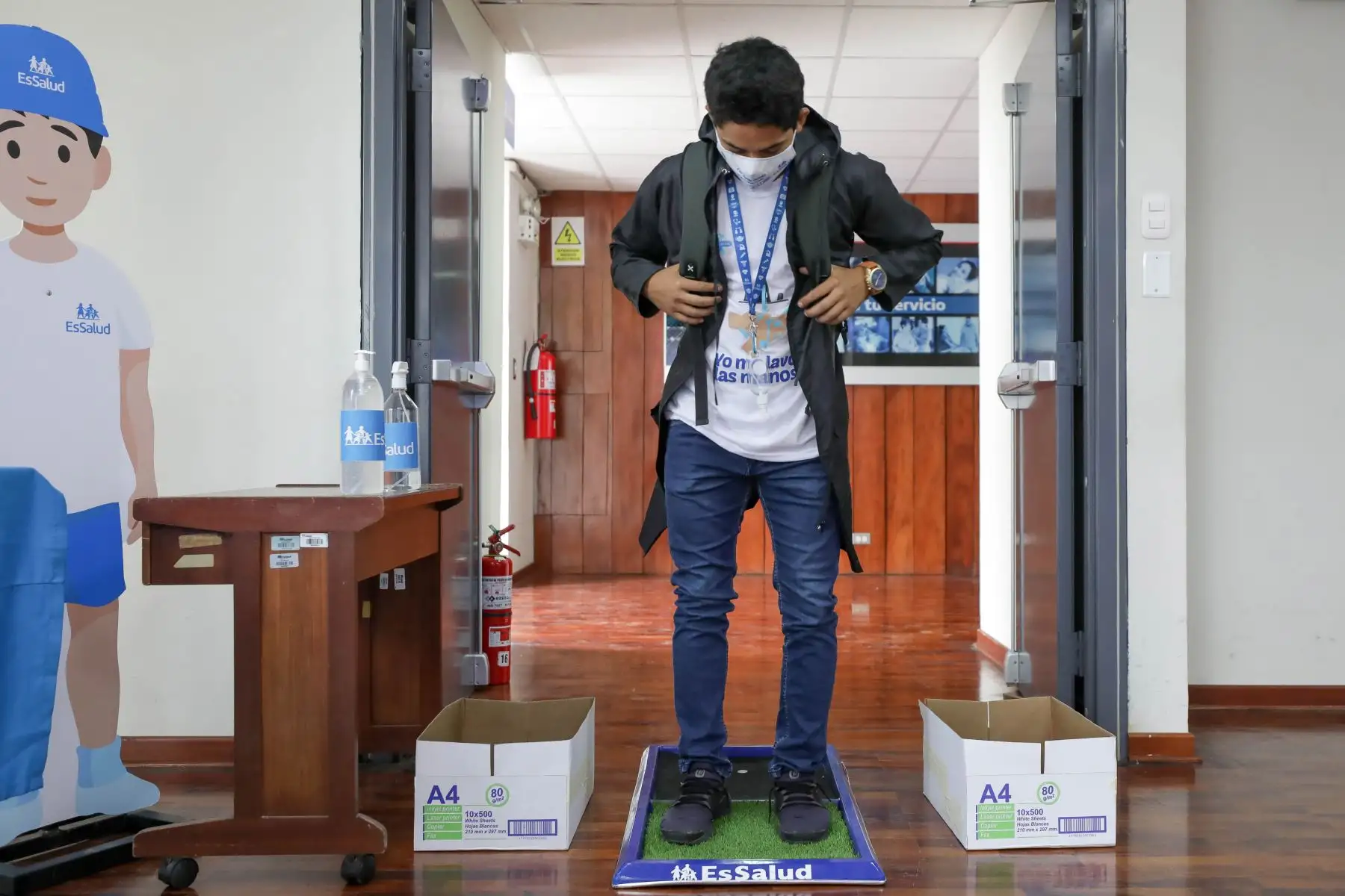 El integrante familiar que salió por trabajo o estuvo expuesto a lugares con alta concentración de personas debe ingresar a la casa previa desinfección de las superficies. Foto: ANDINA/Difusión