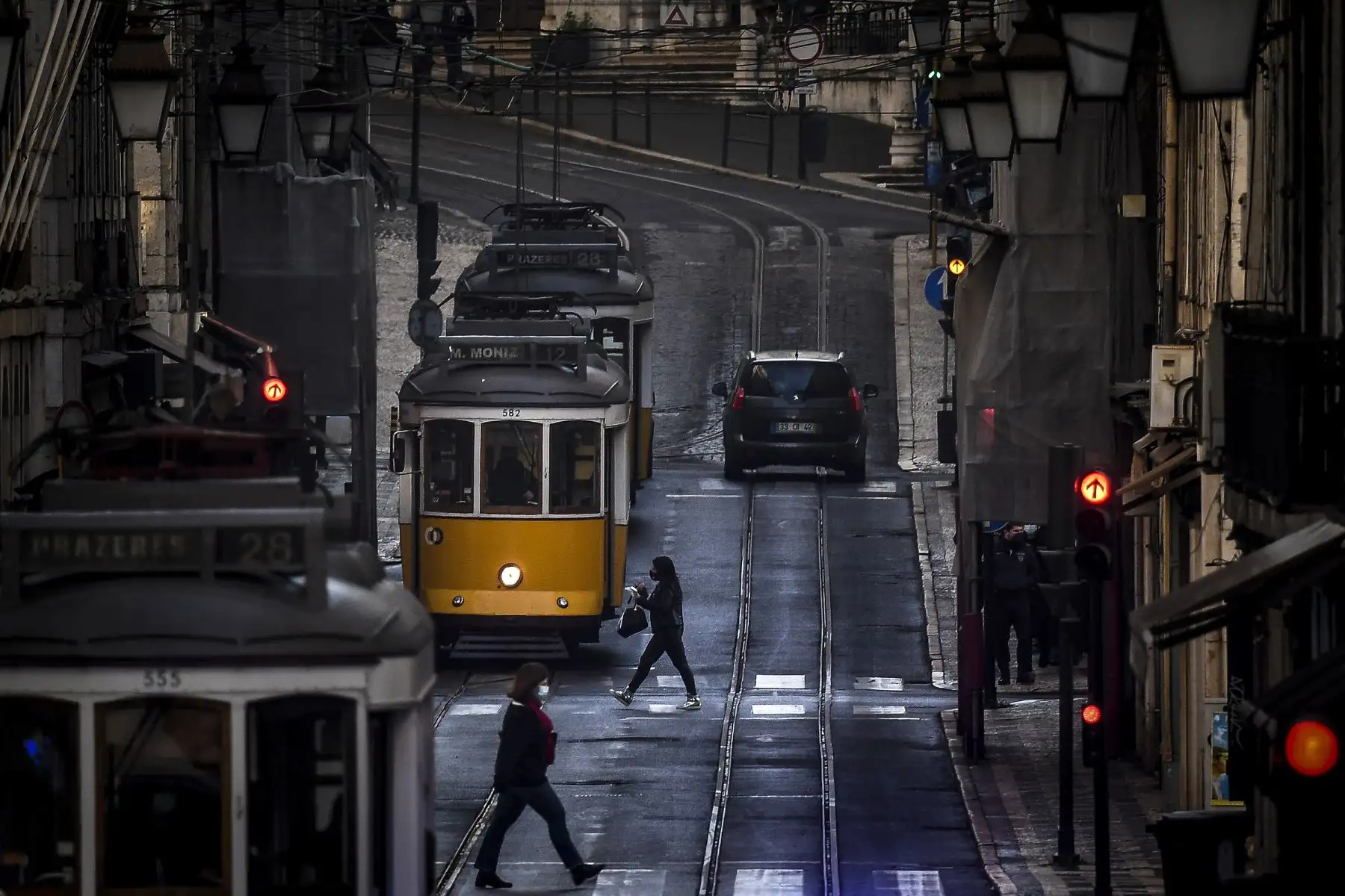 La gente pasa frente a los tranvías en Lisboa, Portugal entró en un nuevo bloqueo por un aumento en los casos de coronavirus. El nuevo coronavirus ha matado al menos a 1.994.833 personas.Foto: AFP