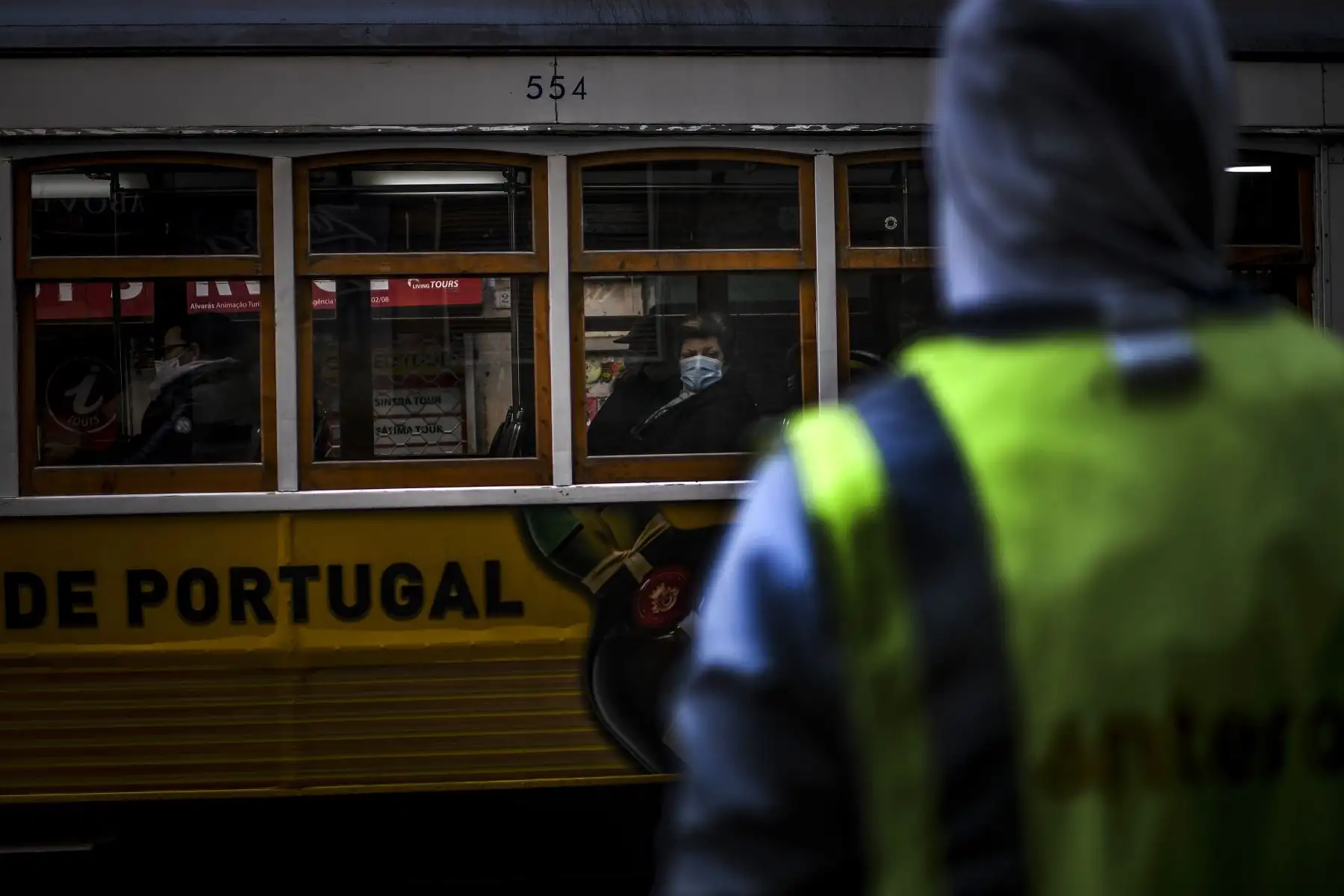 Una mujer con una máscara facial viaja en un tranvía en Lisboa, Portugal entró en un nuevo bloqueo por un aumento en los casos de coronavirus. El nuevo coronavirus ha matado al menos a 1.994.833 personas. Foto: AFP