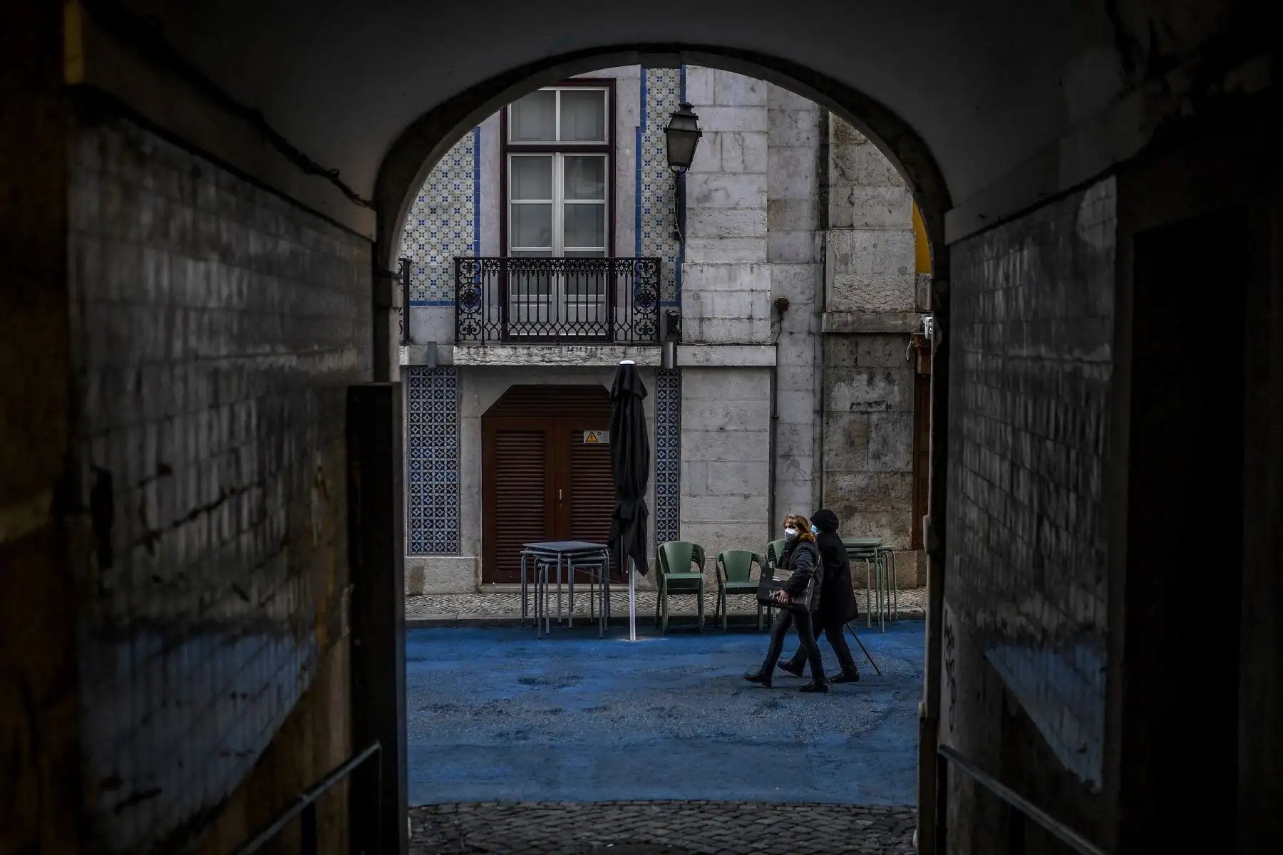 Mujeres con mascarillas pasan frente a un restaurante cerrado en Lisboa Portugal, que entró en un nuevo bloqueo por un aumento en los casos de coronavirus. El nuevo coronavirus ha matado al menos a 1.994.833 personas. Foto:AFP