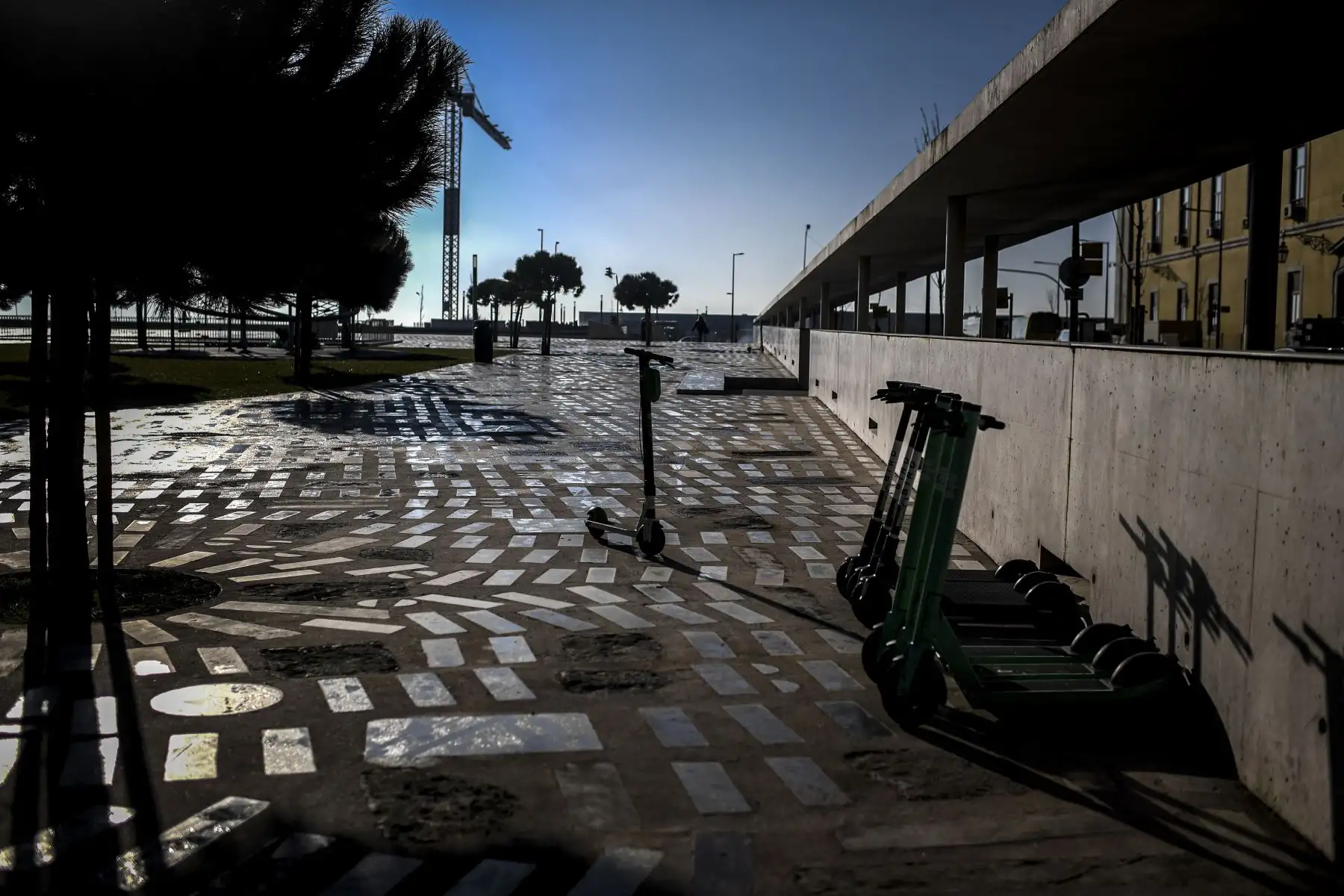 Los scooters están estacionados en Lisboa Portuga, que entró en un nuevo bloqueo por un aumento en los casos de coronavirus. El nuevo coronavirus ha matado al menos a 1.994.833 personas. Foto: AFP