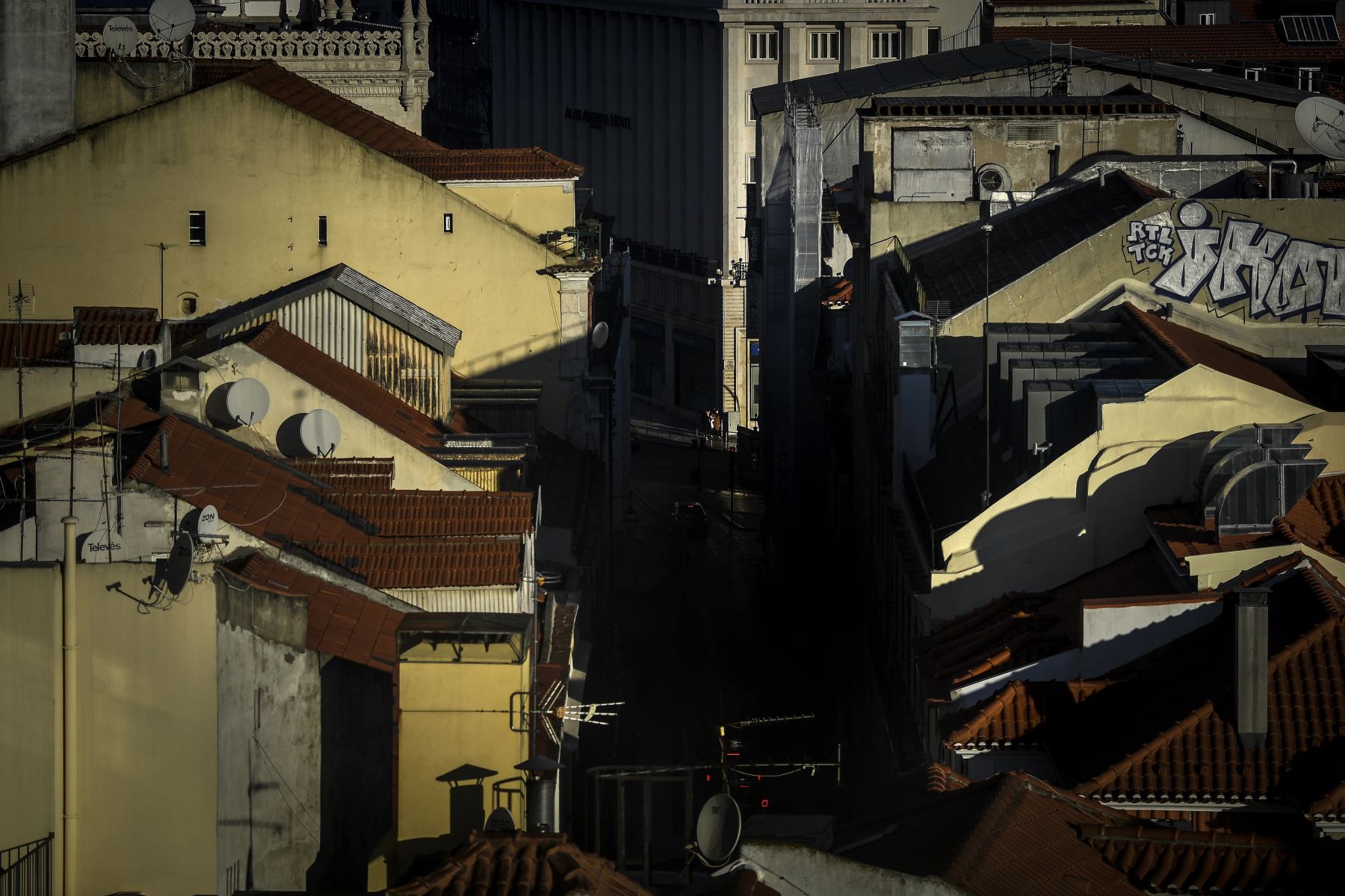 Una vista general muestra calles vacías desde la parte superior del elevador de Santa Justa en Lisboa Portugal, que  entró en un nuevo cierre por un aumento en los casos de coronavirus. Foto: AFP