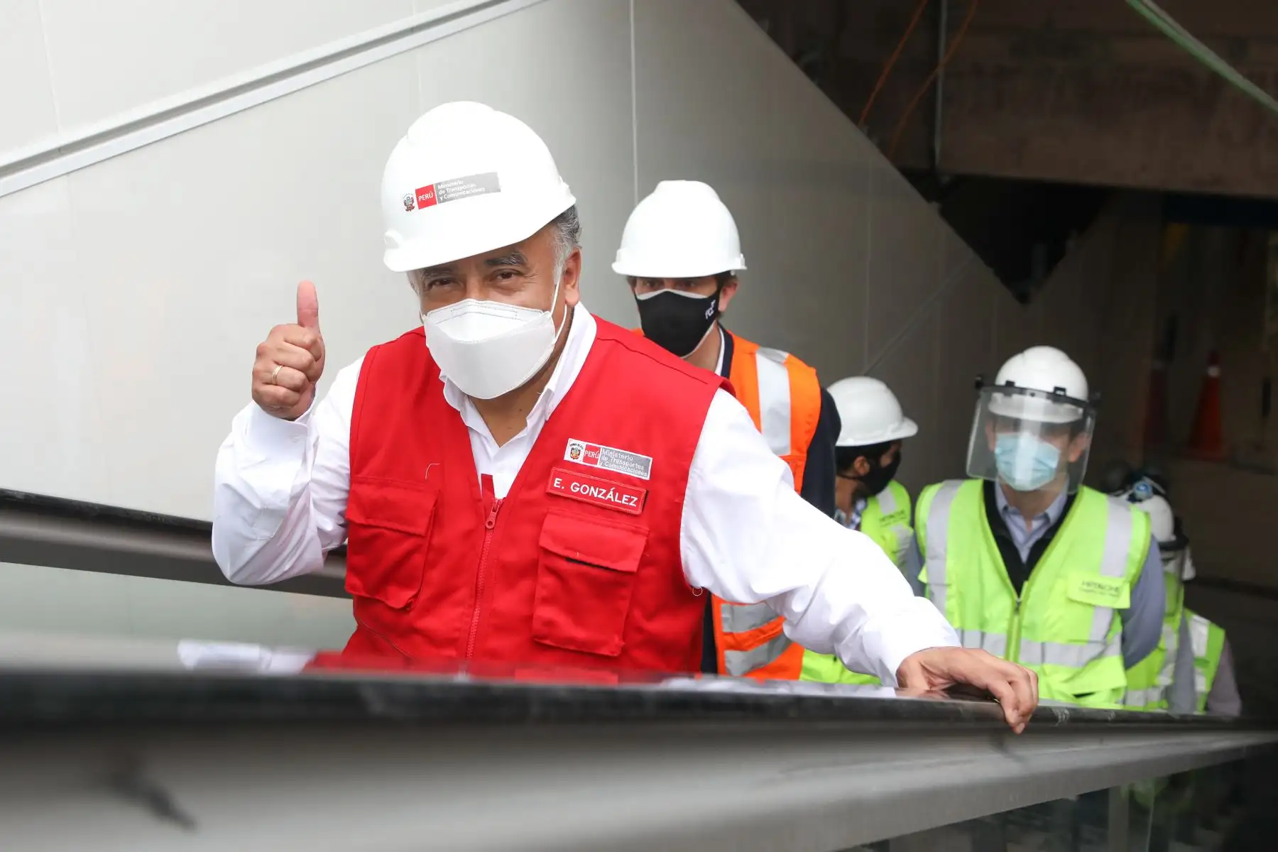 Ministro de Transportes y Comunicaciones,  Eduardo González Inspecciona los trabajos en la Línea 2 del Metro de Lima. Así mismo   informó que la ejecución física del proyecto tiene un avance del 33% y se han construidos más de 8 km de túneles. Adelantó que primer tramo estaría en operación en julio de este año.
Foto: MTC