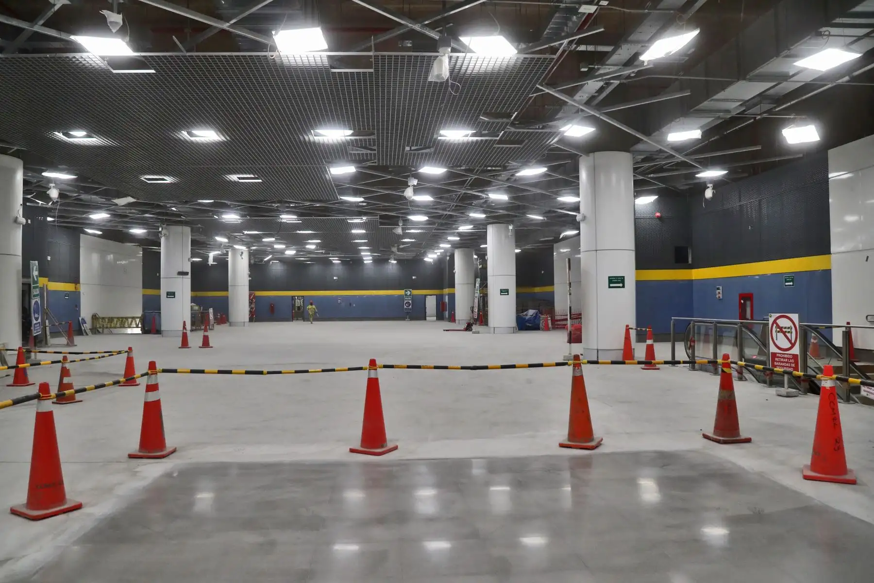 Ministro de Transportes y Comunicaciones,  Eduardo González Inspecciona los trabajos en la Línea 2 del Metro de Lima. Así mismo   informó que la ejecución física del proyecto tiene un avance del 33% y se han construidos más de 8 km de túneles. Adelantó que primer tramo estaría en operación en julio de este año.
Foto: MTC