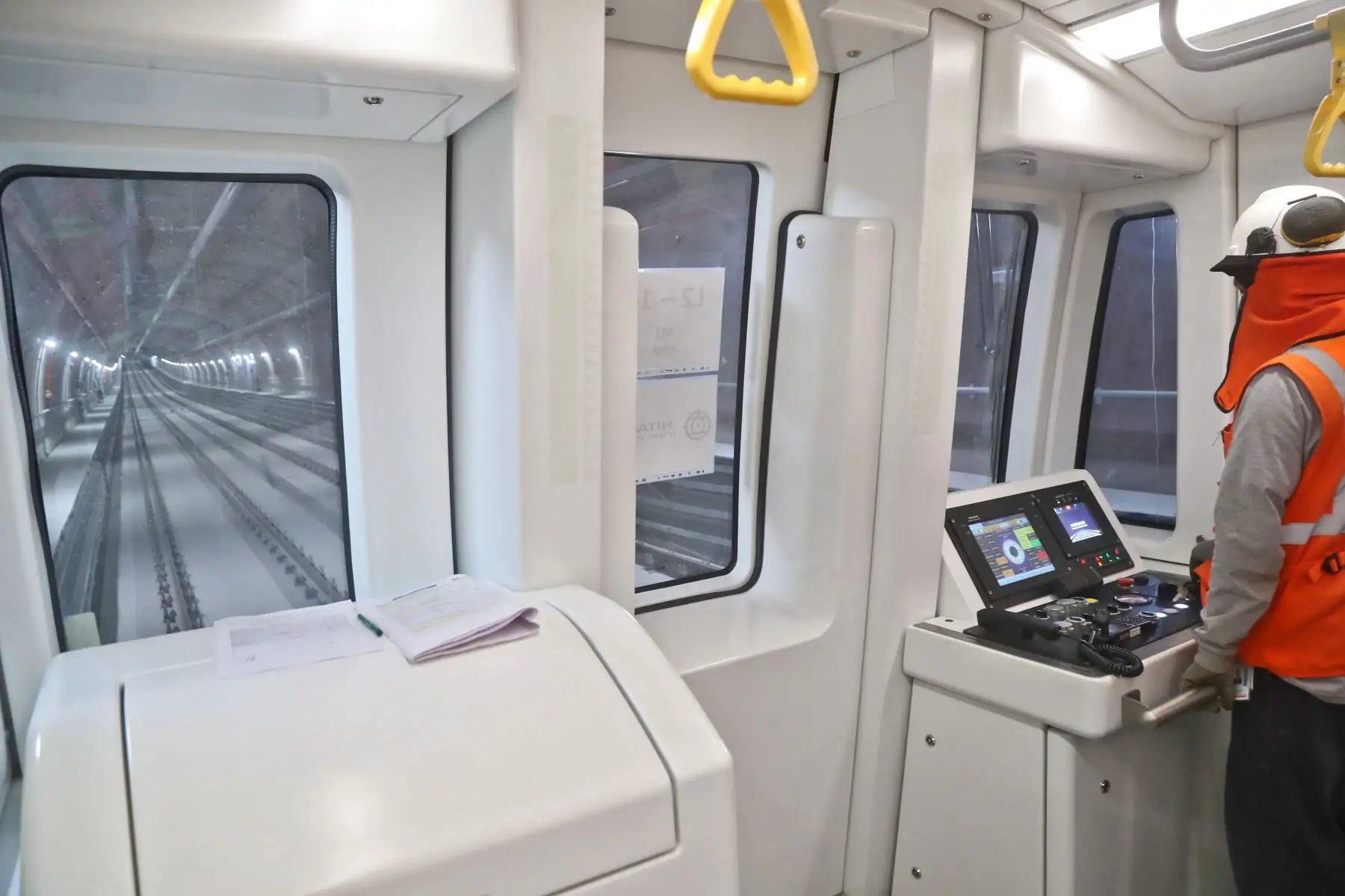 Ministro de Transportes y Comunicaciones,  Eduardo González Inspecciona los trabajos en la Línea 2 del Metro de Lima. Así mismo   informó que la ejecución física del proyecto tiene un avance del 33% y se han construidos más de 8 km de túneles. Adelantó que primer tramo estaría en operación en julio de este año.
Foto: MTC
