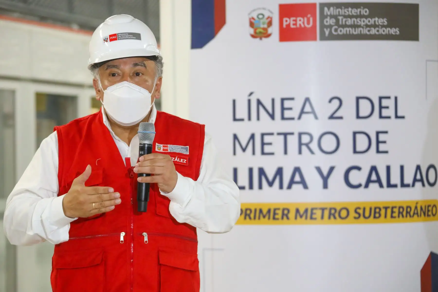 Ministro de Transportes y Comunicaciones,  Eduardo González Inspecciona los trabajos en la Línea 2 del Metro de Lima. Así mismo   informó que la ejecución física del proyecto tiene un avance del 33% y se han construidos más de 8 km de túneles. Adelantó que primer tramo estaría en operación en julio de este año.
Foto: MTC