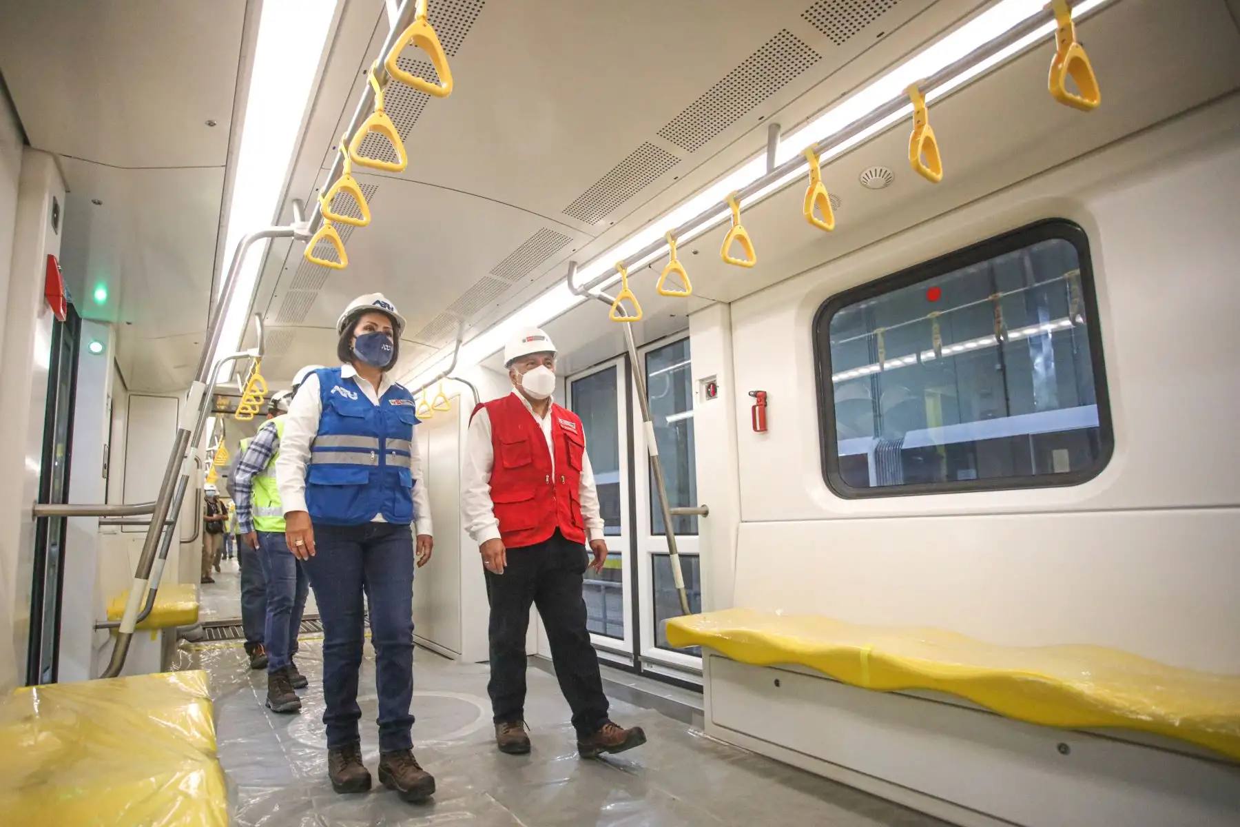 Ministro de Transportes y Comunicaciones,  Eduardo González Inspecciona los trabajos en la Línea 2 del Metro de Lima. Así mismo   informó que la ejecución física del proyecto tiene un avance del 33% y se han construidos más de 8 km de túneles. Adelantó que primer tramo estaría en operación en julio de este año.
Foto: MTC
