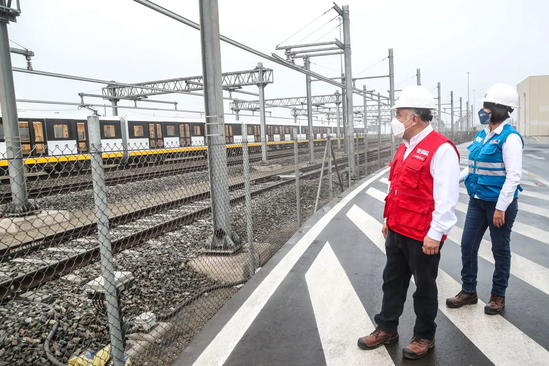 Ministro de Transportes y Comunicaciones,  Eduardo González Inspecciona los trabajos en la Línea 2 del Metro de Lima. Así mismo   informó que la ejecución física del proyecto tiene un avance del 33% y se han construidos más de 8 km de túneles. Adelantó que primer tramo estaría en operación en julio de este año.
Foto: MTC
