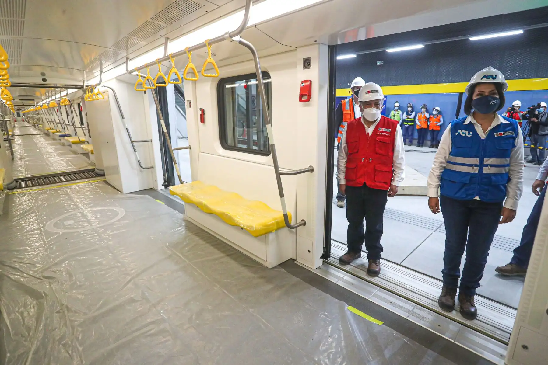 Ministro de Transportes y Comunicaciones,  Eduardo González Inspecciona los trabajos en la Línea 2 del Metro de Lima. Así mismo   informó que la ejecución física del proyecto tiene un avance del 33% y se han construidos más de 8 km de túneles. Adelantó que primer tramo estaría en operación en julio de este año.
Foto: MTC