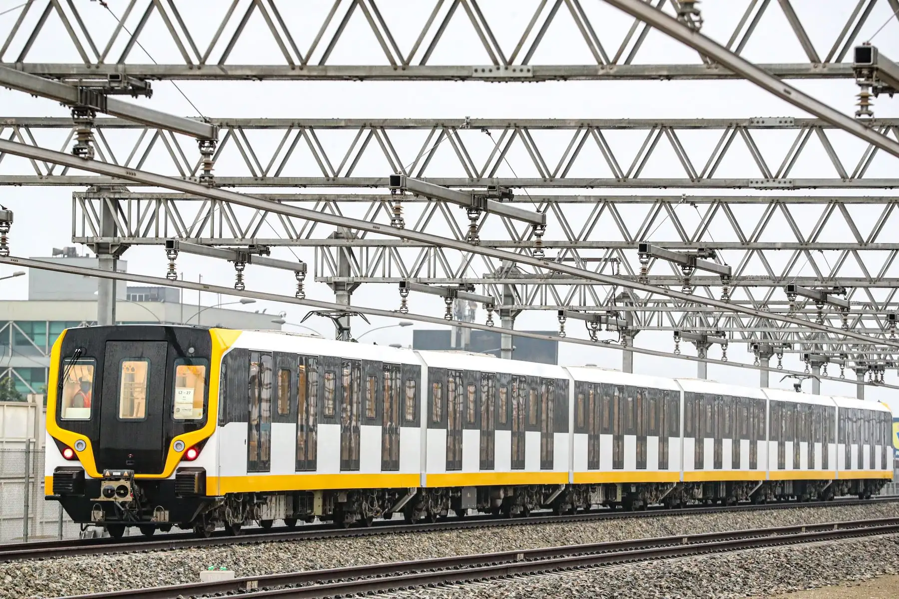 Ministro de Transportes y Comunicaciones,  Eduardo González Inspecciona los trabajos en la Línea 2 del Metro de Lima. Así mismo   informó que la ejecución física del proyecto tiene un avance del 33% y se han construidos más de 8 km de túneles. Adelantó que primer tramo estaría en operación en julio de este año.
Foto: MTC