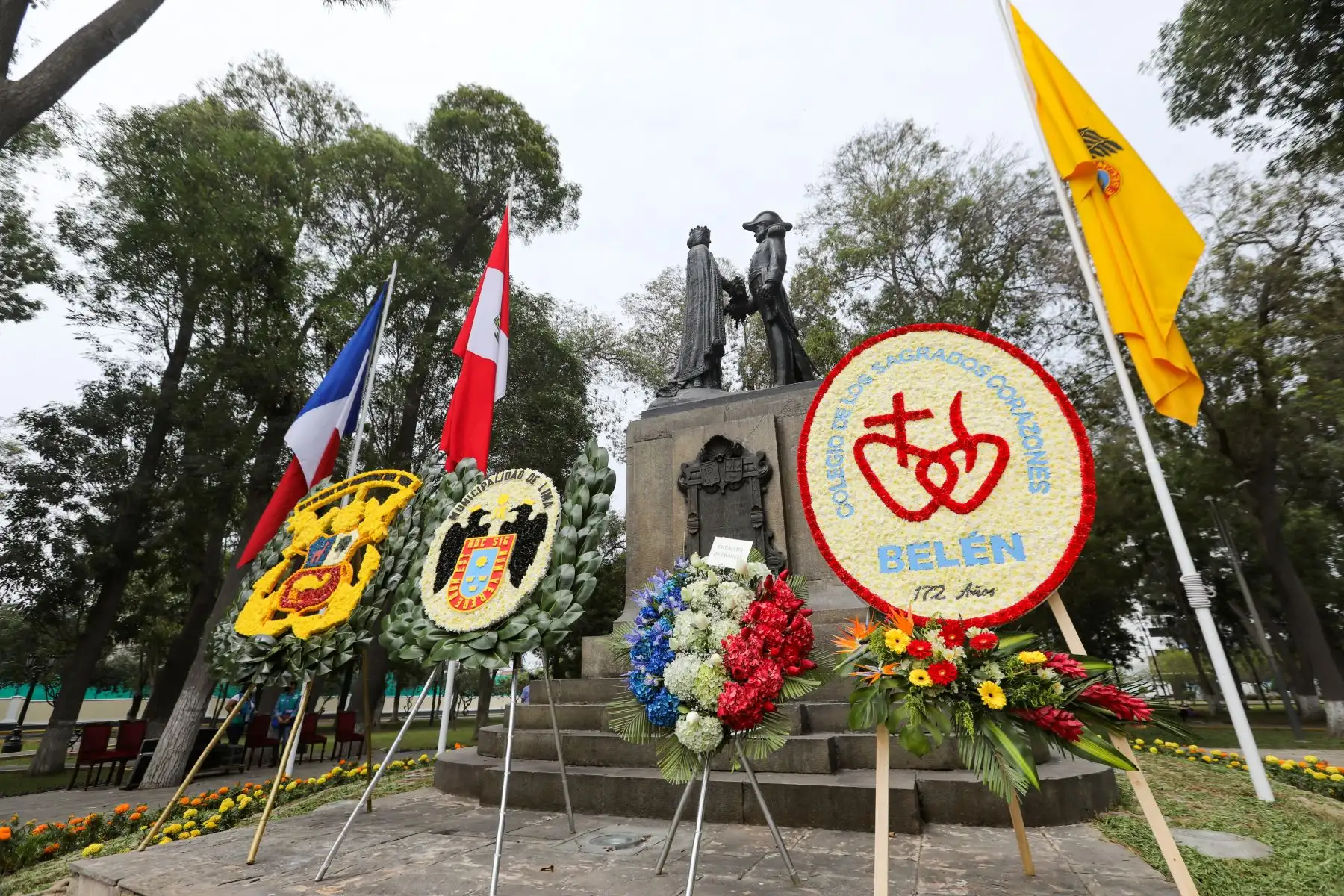 Celebran el 140 Aniversario de la Defensa de Lima con  colocación de ofrendas florales ante el monumento del Almirante Abel Bergasse Du Petit Touars.
Foto: Municipalidad de Lima