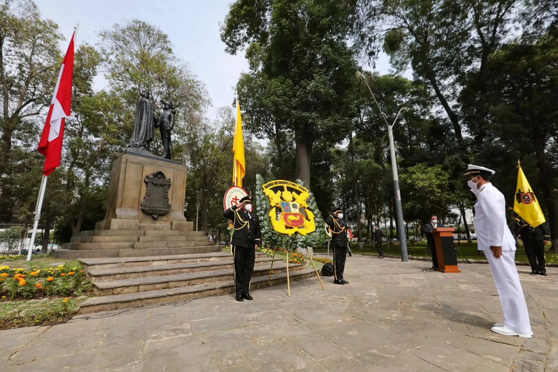 Celebran el 140 Aniversario de la Defensa de Lima con  colocación de ofrendas florales ante el monumento del Almirante Abel Bergasse Du Petit Touars.
Foto: Municipalidad de Lima