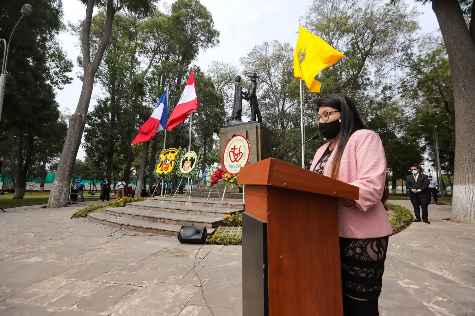 Celebran el 140 Aniversario de la Defensa de Lima con  colocación de ofrendas florales ante el monumento del Almirante Abel Bergasse Du Petit Touars.
Foto: Municipalidad de Lima