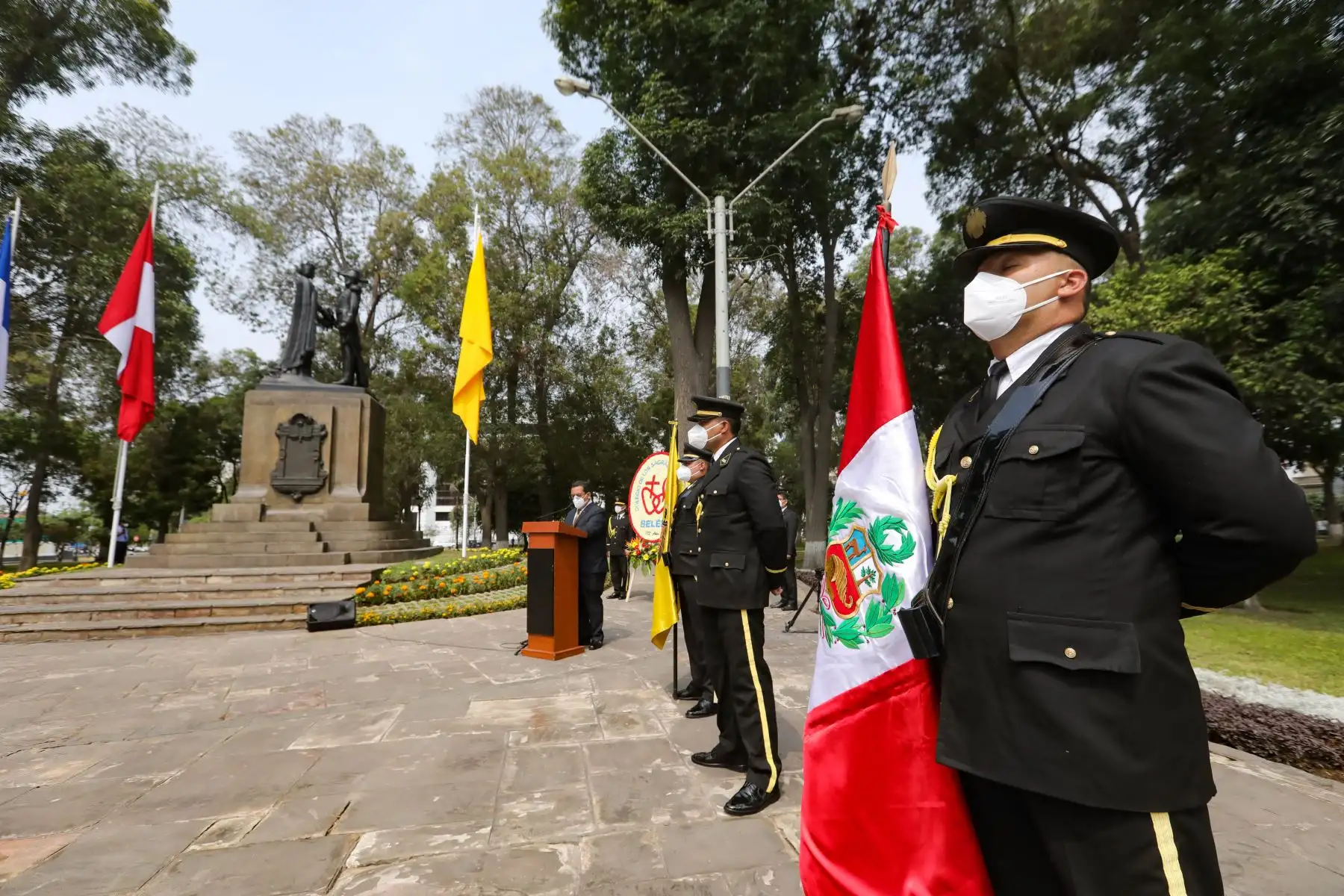 Celebran el 140 Aniversario de la Defensa de Lima con  colocación de ofrendas florales ante el monumento del Almirante Abel Bergasse Du Petit Touars.
Foto: Municipalidad de Lima
