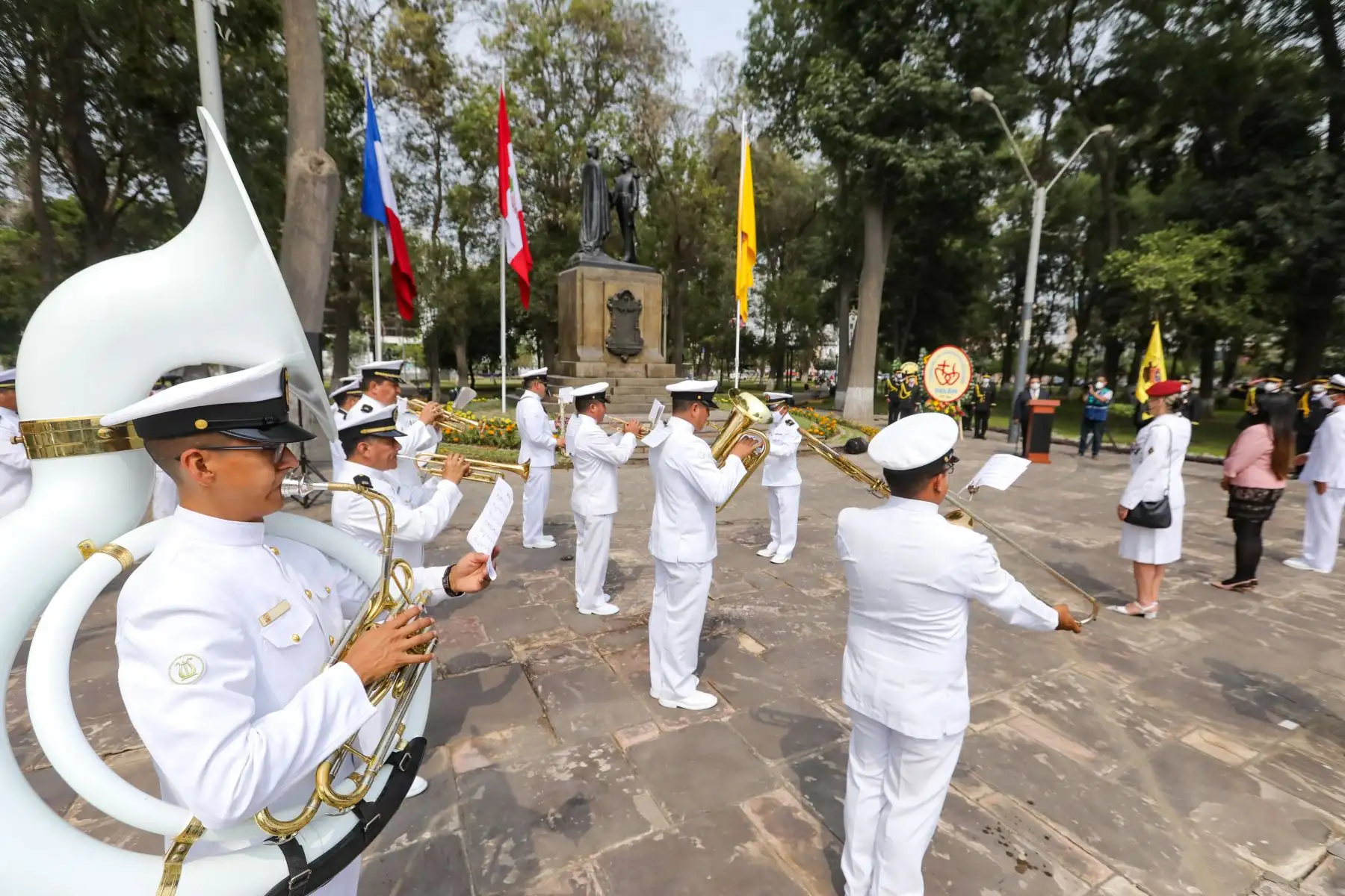 Celebran el 140 Aniversario de la Defensa de Lima con  colocación de ofrendas florales ante el monumento del Almirante Abel Bergasse Du Petit Touars.
Foto: Municipalidad de Lima
