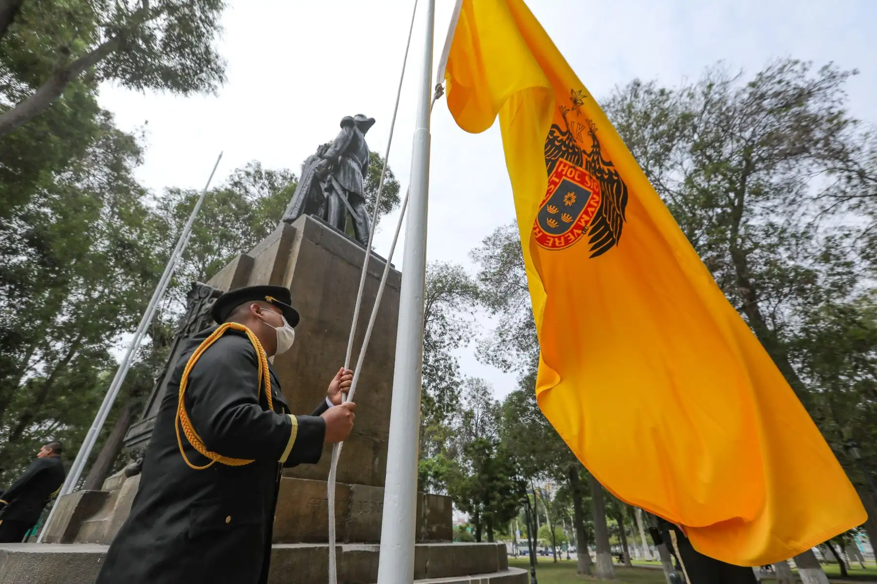 Celebran el 140 Aniversario de la Defensa de Lima con  colocación de ofrendas florales ante el monumento del Almirante Abel Bergasse Du Petit Touars.
Foto: Municipalidad de Lima