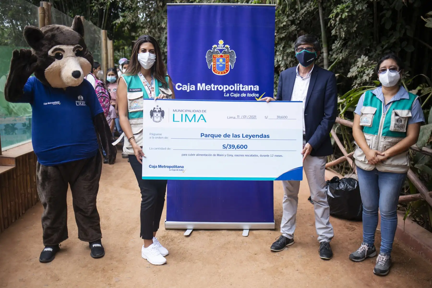 Con la finalidad de apoyar a la iniciativa Súmate del Parque de Leyendas, la Caja Metropolitana decidió apadrinar a Maini y Connie, y entregó cerca de S/40 mil, que servirán para cubrir los gastos de su alimentación.
Foto: Municipalidad de Lima