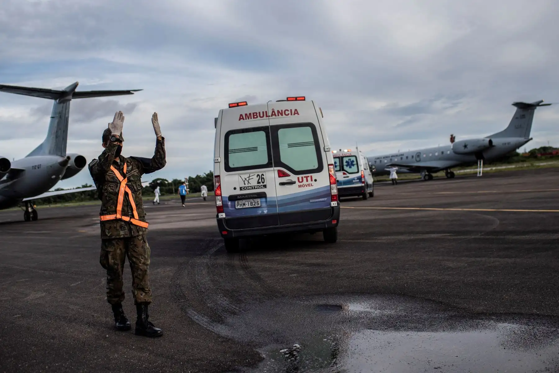 Ambulancias llevan a enfermos de la covid-19 hacia aviones para que sean trasladados y atendidos en otras ciudades, hoy en Manaos, Brasil. 
Foto: EFE