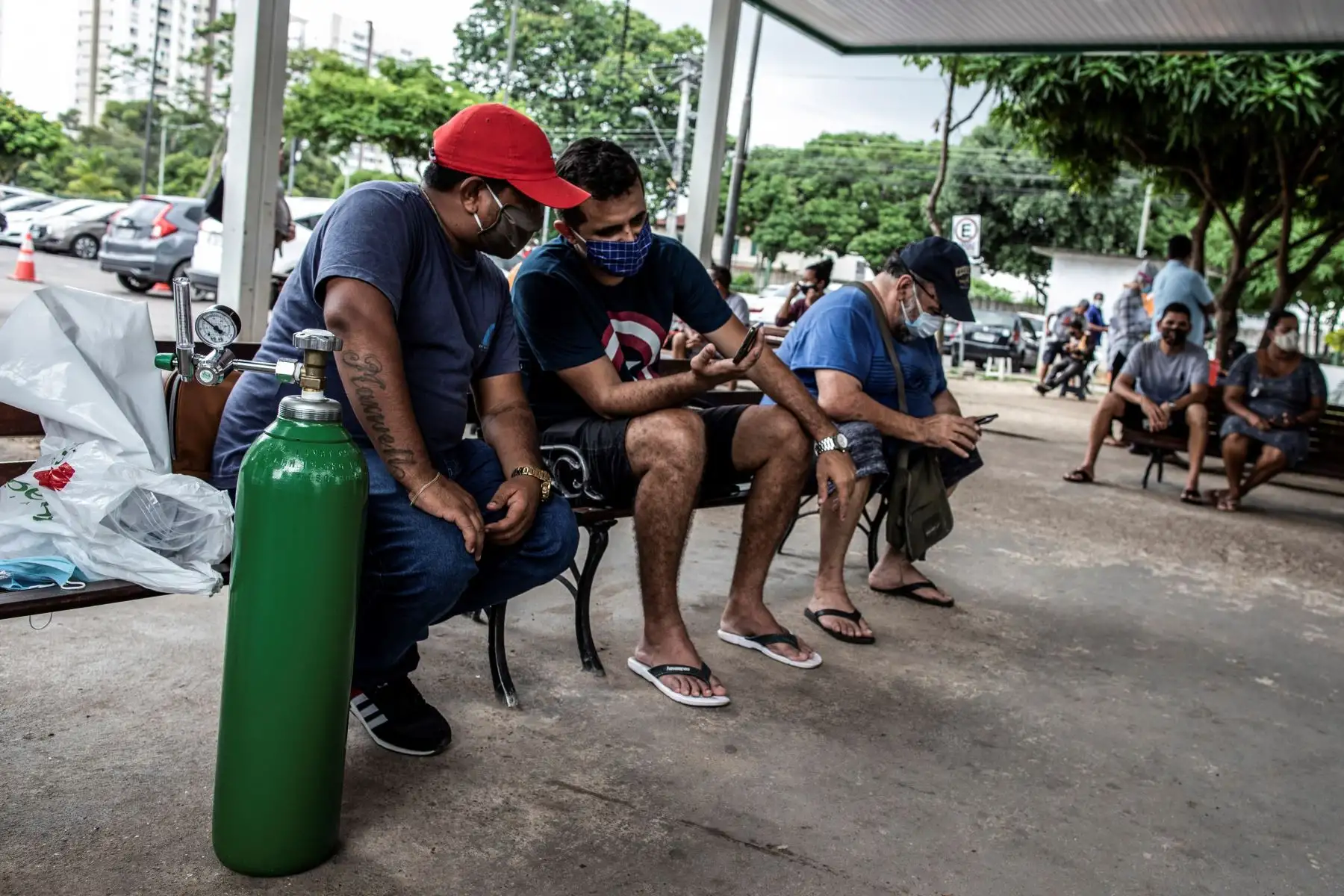 Adenauer Seixas  de 36 años, se ve con un cilindro de oxígeno que compró para su madre, paciente ingresada en el Hospital 28 de Agosto en Manaos, Amazonas, Brasil.
Foto: EFE