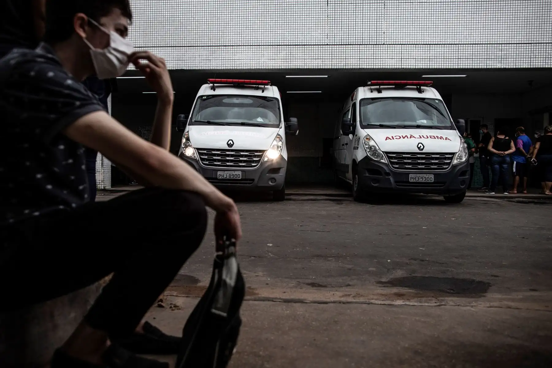 Un hombre descansa frente a dos ambulancias en el Hospital 28 de Agosto en Manaos, Amazonas, Brasil. 
Foto: EFE
