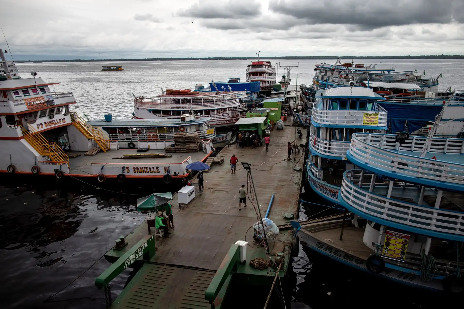 Vista general de un puerto del río Amazonas hoy, en Manaos, Brasil. La nueva variante de la covid detectada en la Amazonía brasileña no solo llevó a que Reino Unido vetara los vuelos desde Portugal y Suramérica sino también a algunas regiones de Brasil.
Foto: EFE