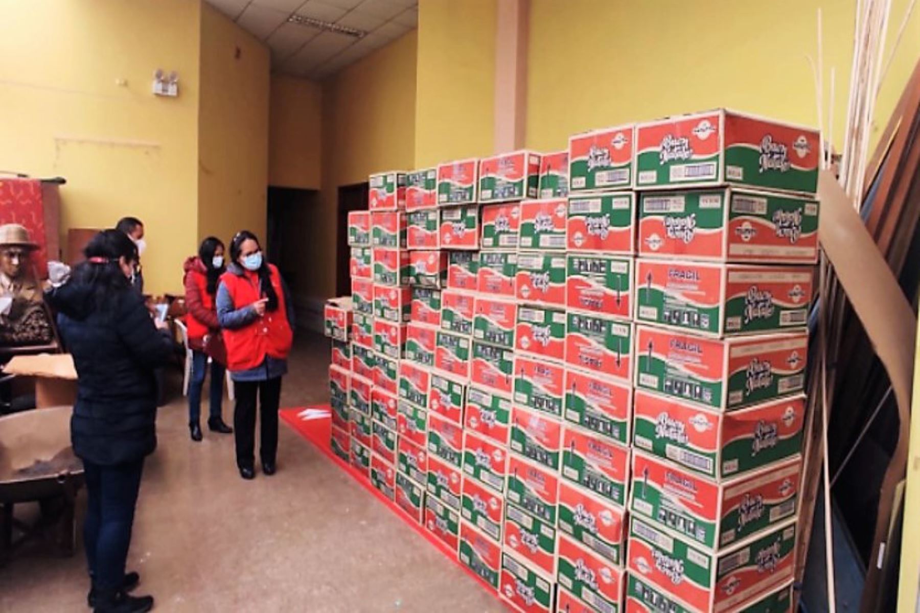 Panetones adquiridos para su distribución en las fiestas de Navidad, en diciembre, continúan almacenados en el auditorio de la municipalidad de Cerro de Pasco.