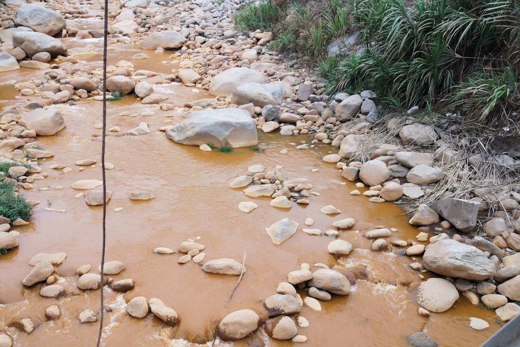 El río Moche se encuentra contaminado por las relaveras mineras en la parte alta de la cuenca, la presencia de minería informal, entre otros factores, lo cual afecta el acceso al agua de calidad para el consumo humano y agrícola.ANDINA/Difusión