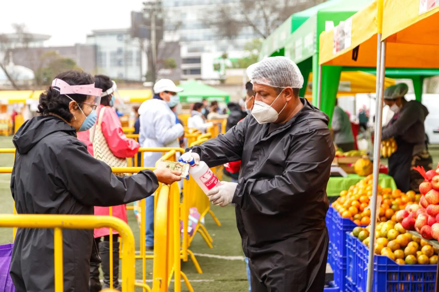 En el caso de los productores, más de 40 participantes vestirán obligatoriamente mandilones, utilizarán guantes, mascarillas, lentes de protección y tocas para manipular los productos y atender al público. ANDINA/Midagri