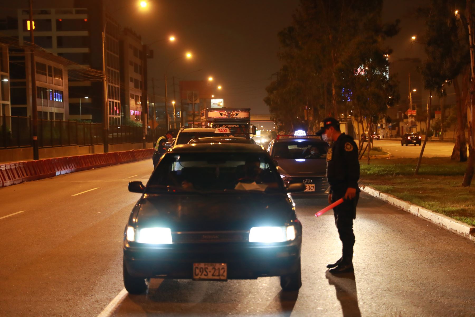 Control policial en la avenida Javier Prado, en Lima, como parte de las restricciones por la pandemia del covid-19. ANDINA/Carla Patiño Ramírez