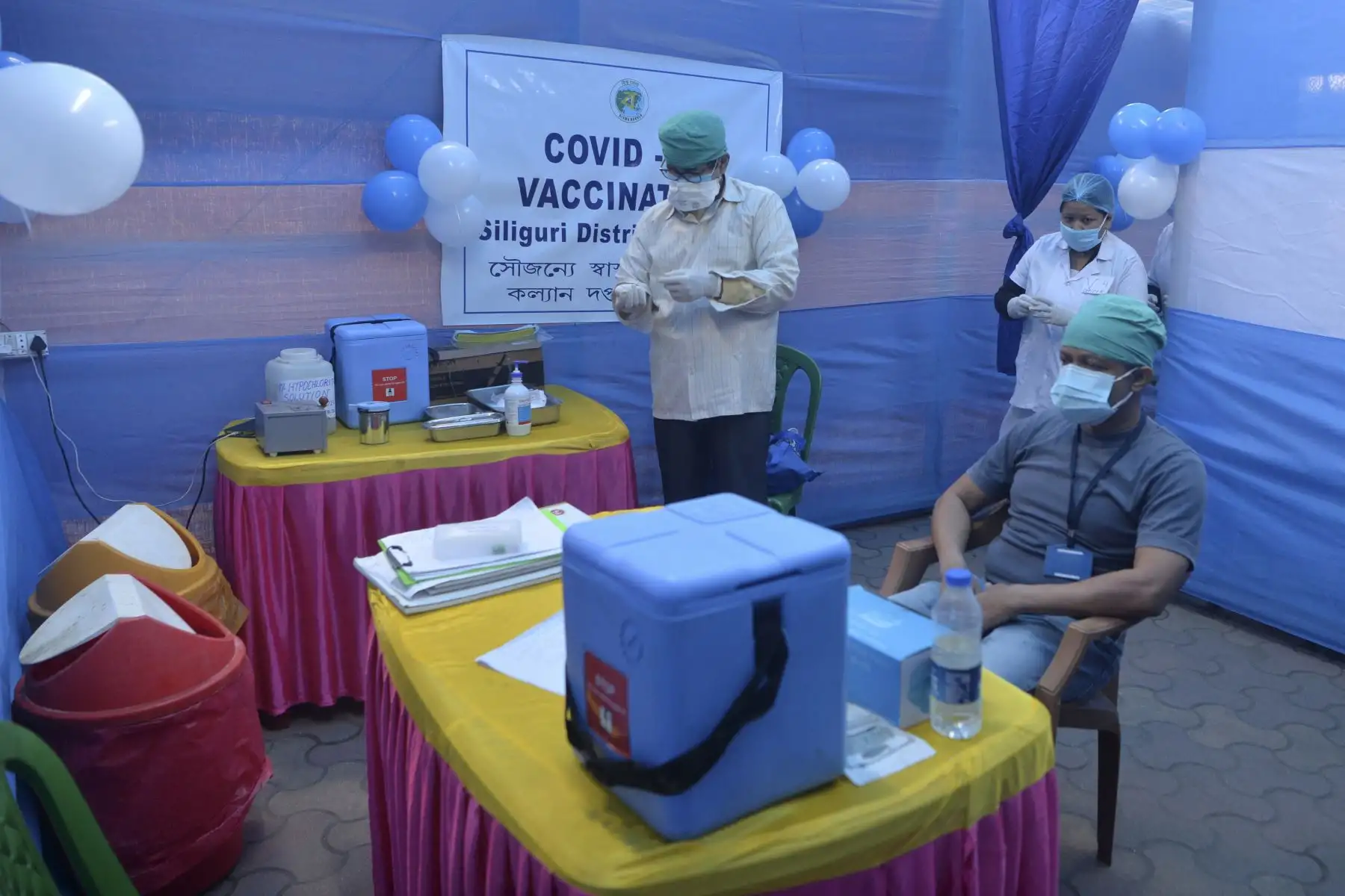 Los funcionarios de salud se sientan dentro de un centro de vacunación mientras comienza el despliegue de la vacuna contra el coronavirus Covid-19 en un hospital en Siliguri.
Foto: AFP