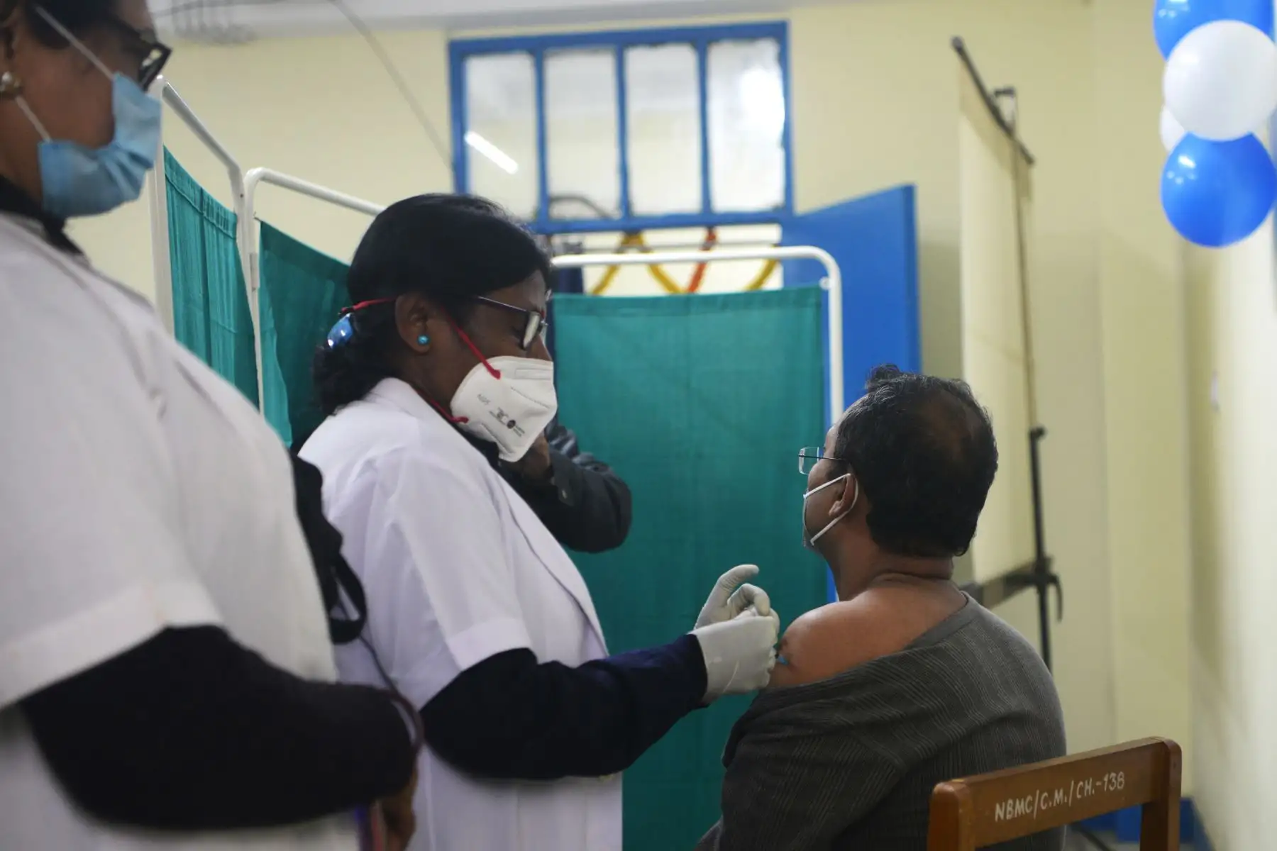Un funcionario de salud inocula a un colega con una vacuna contra el coronavirus Covid-19 en un hospital de Siliguri.
Foto: AFP